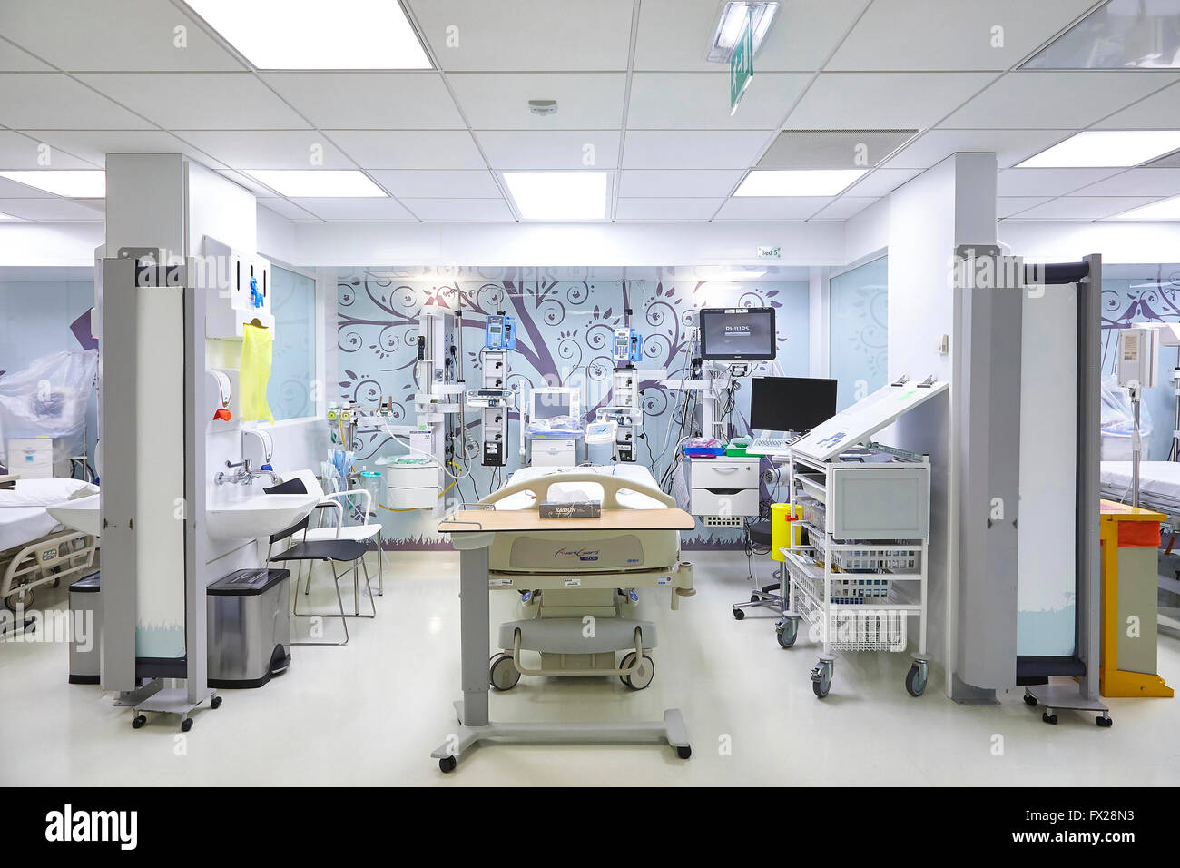 Un letto di ospedale su un vuoto di reparto privato nel Regno Unito. Foto Stock