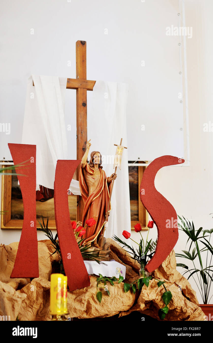 Croce di legno e Gesù figura decor in chiesa. Concetto di pasqua Foto Stock