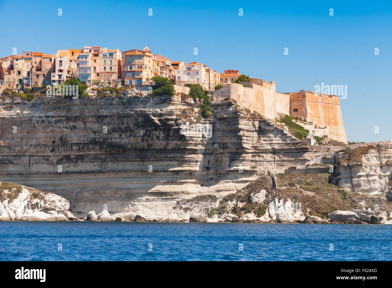 Abitazioni e fortezza sulla costa rocciosa di Bonifacio, montuosa isola del Mediterraneo Corsica, Corse-du-Sud, Francia Foto Stock