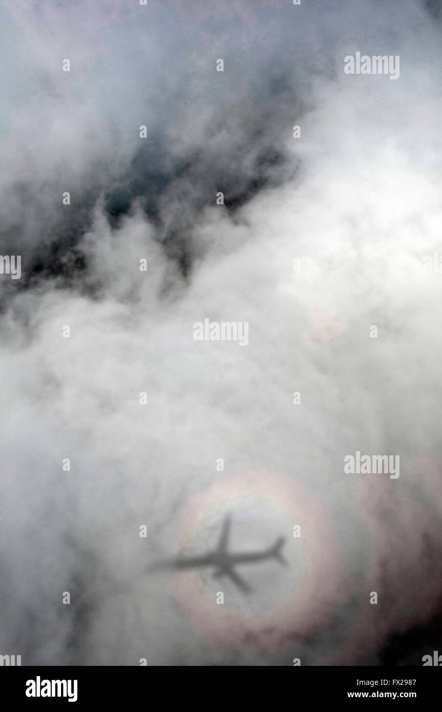 Aeroplano propria ombra su una nuvola Foto Stock