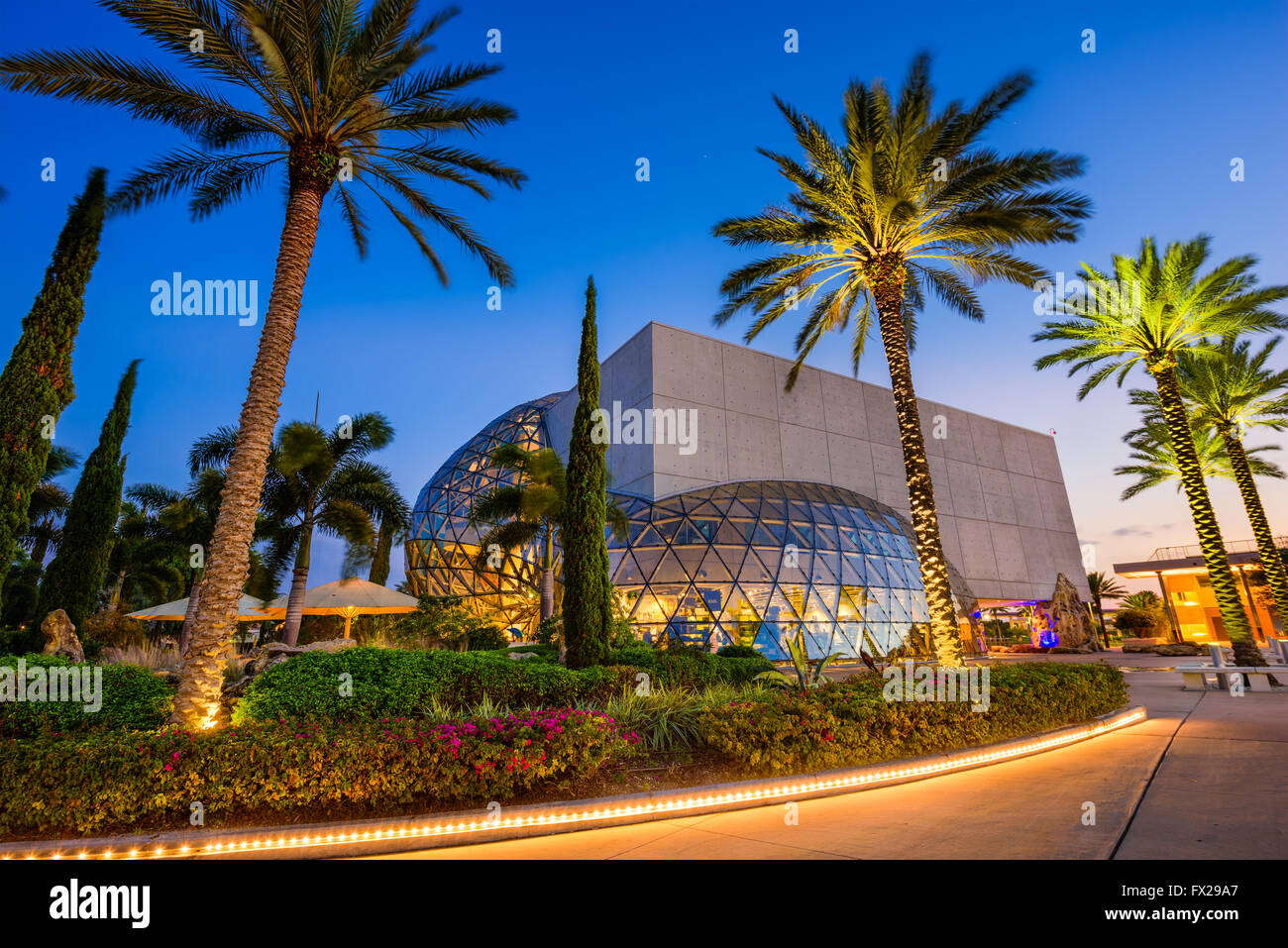 ST. PETERSBURG, in Florida - Aprile 6, 2016: Esterno del Museo Salvador Dali. Il museo ospita la più grande collezione del w Foto Stock