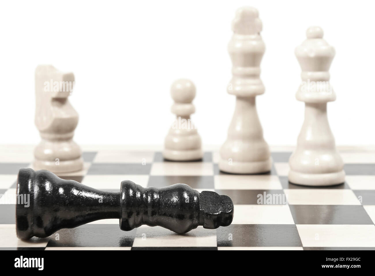 Caduto il re in una partita a scacchi che mostra game over Foto Stock