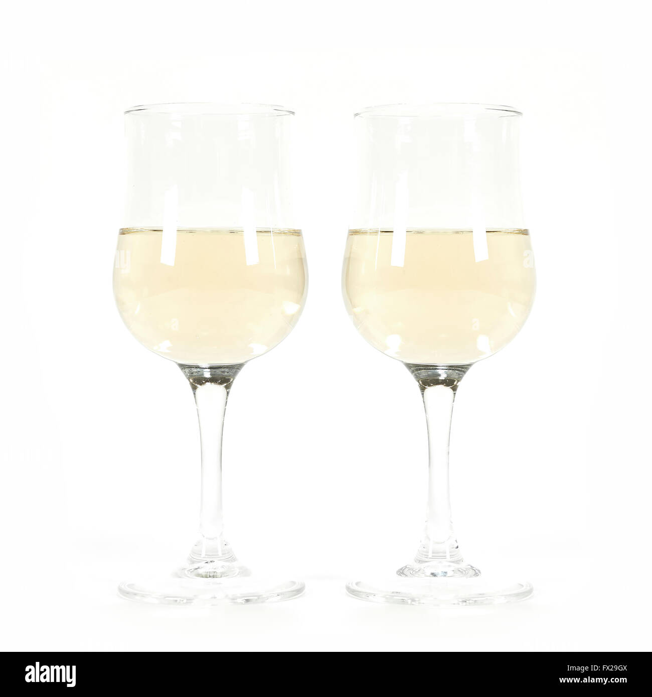 Due bicchieri di vino bianco isolato su bianco Foto Stock