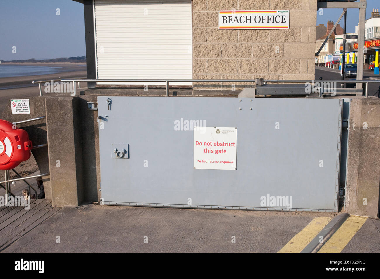 Acciaio cateratte di marea all'ingresso del molo a Burnham on sea esplanade Foto Stock