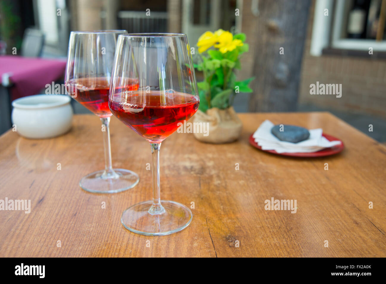 Due bicchieri di vino rosato in una terrazza. Madrid, Spagna. Foto Stock