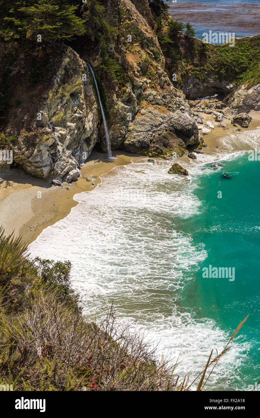 Vista della magnifica McWay cade in Julia Pfeiffer Burns State Park. Foto Stock