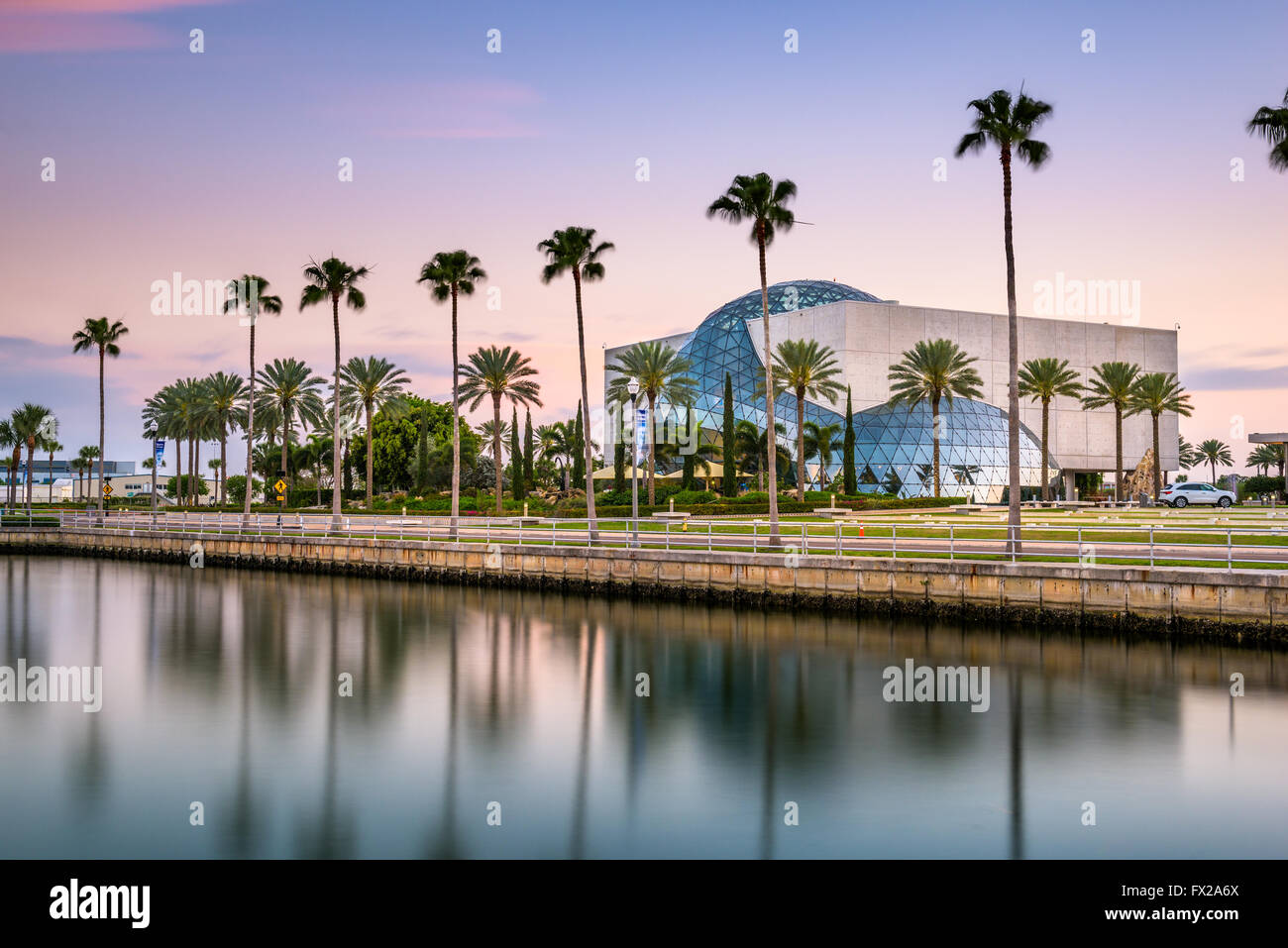 ST. PETERSBURG, in Florida - Aprile 6, 2016: Esterno del Museo Salvador Dali. Il museo ospita la più grande collezione di Dali' Foto Stock