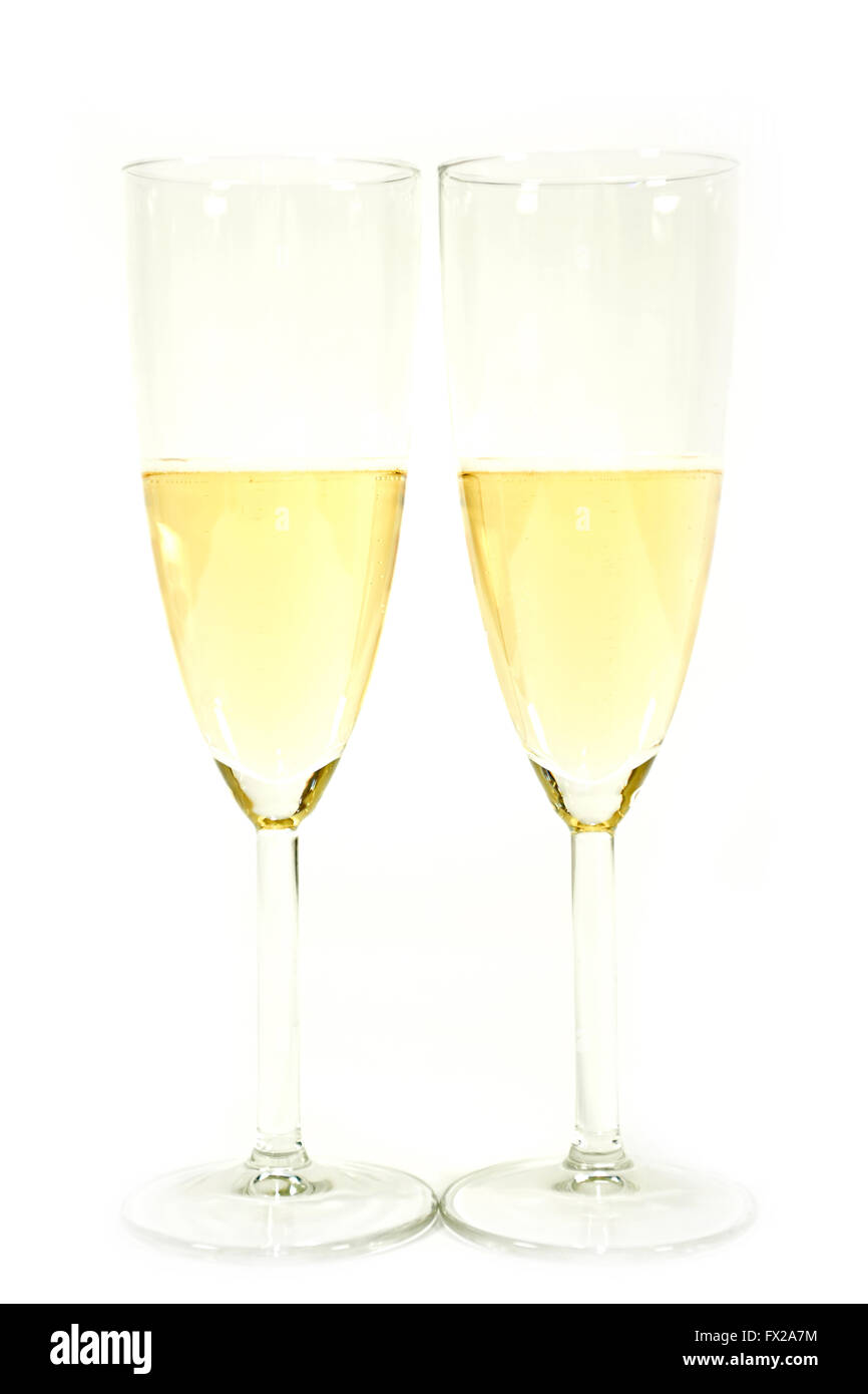 Due bicchieri di champagne di sparare ad alta chiave con sfondo bianco Foto Stock
