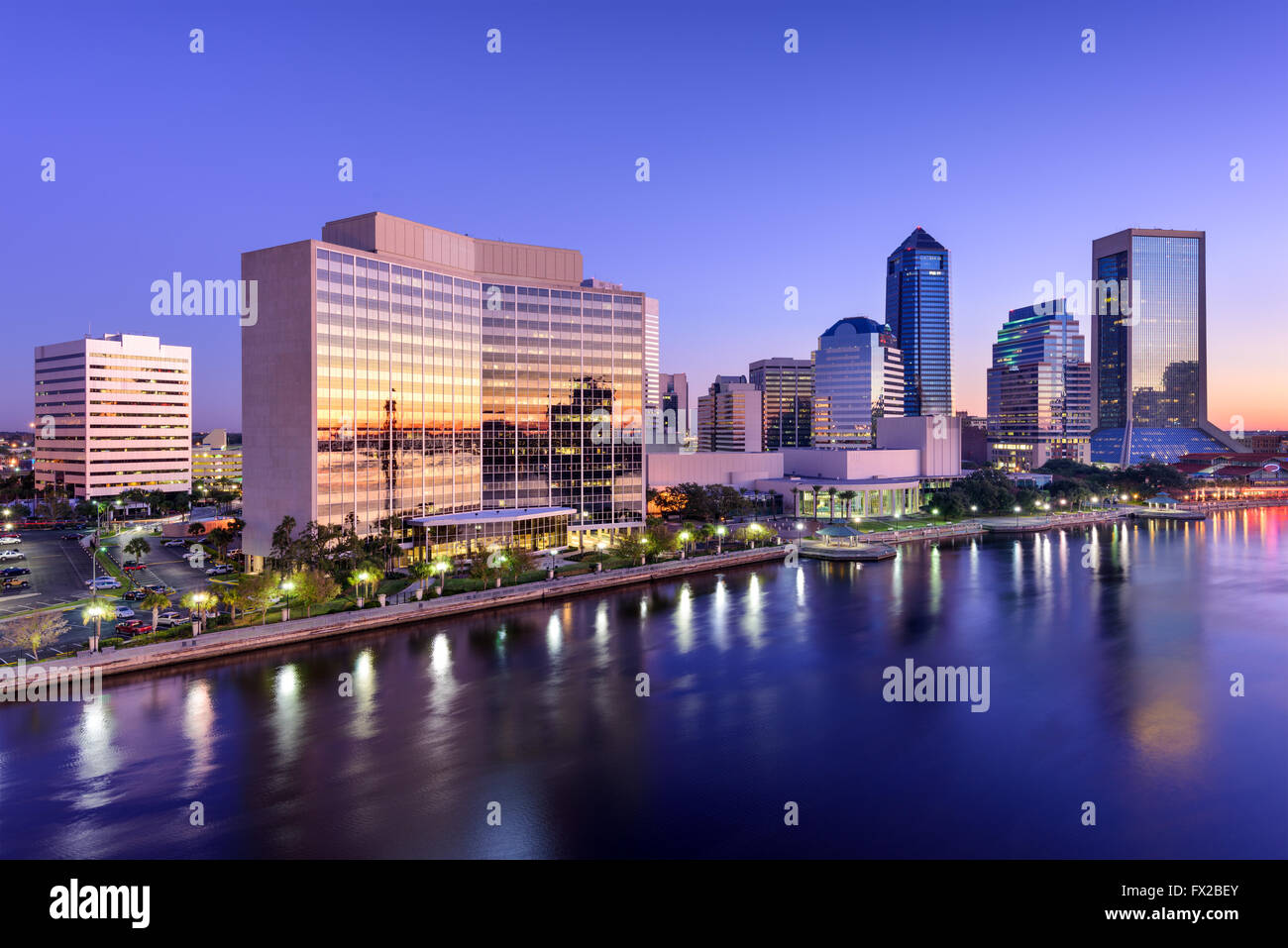 Jacksonville, Florida, Stati Uniti d'America skyline del centro sulla St Johns River. Foto Stock