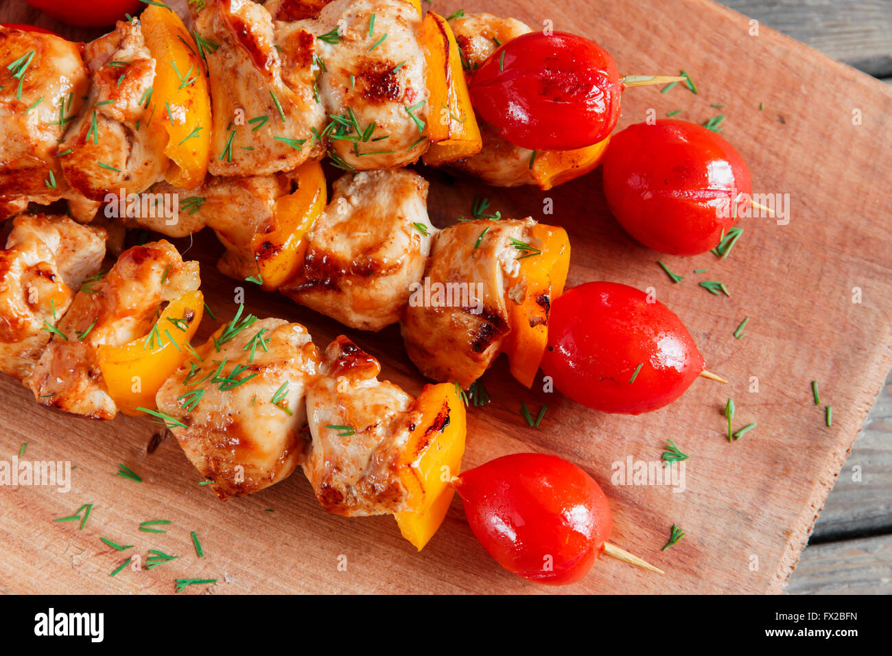 Pollo shish kebab con pepe pomodoro spiedino di legno Foto Stock