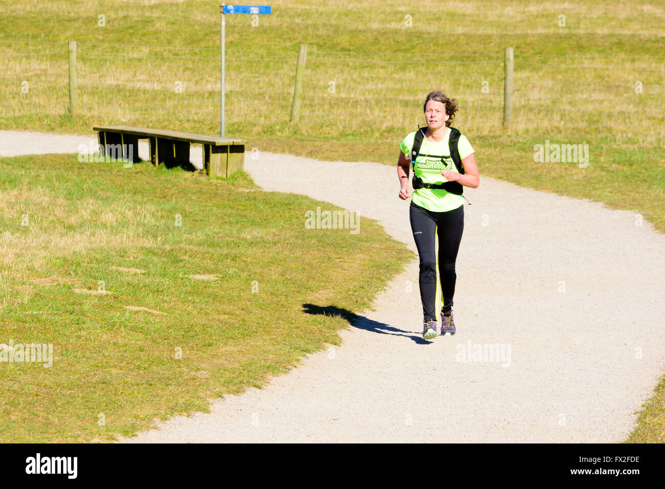 Kaseberga, Svezia - Aprile 1, 2016: pareggiatore femmina acceso al sentiero di ghiaia circondato da erba. Persone reali nella vita quotidiana in pub Foto Stock