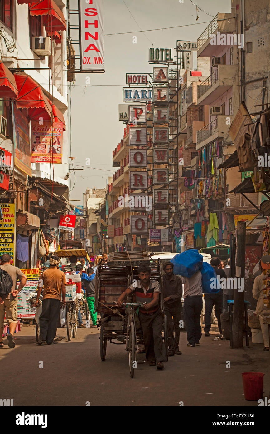 New Delhi high street con ciclo rickshaw in primo piano Foto Stock