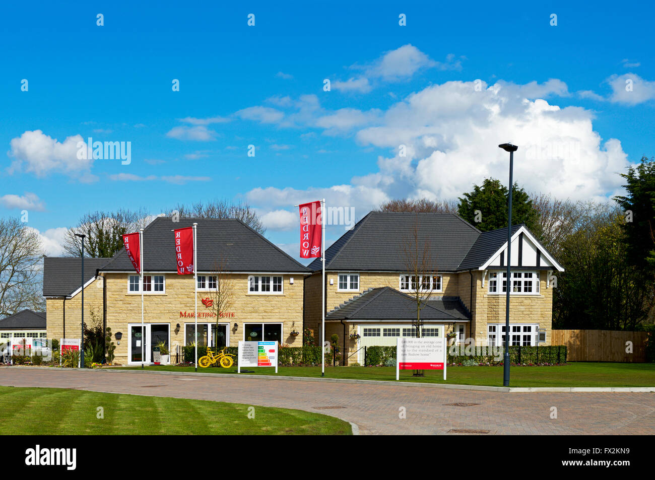 Nuovo alloggiamento station wagon, Redrow homes: la canonica, Southbank, Newton Kyme, North Yorkshire, Inghilterra, Regno Unito Foto Stock