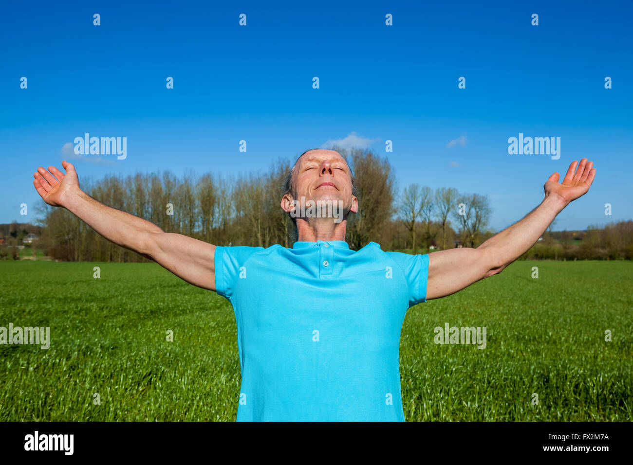 In una giornata di sole in questo uomo gode di Ayurveda in natura Foto Stock