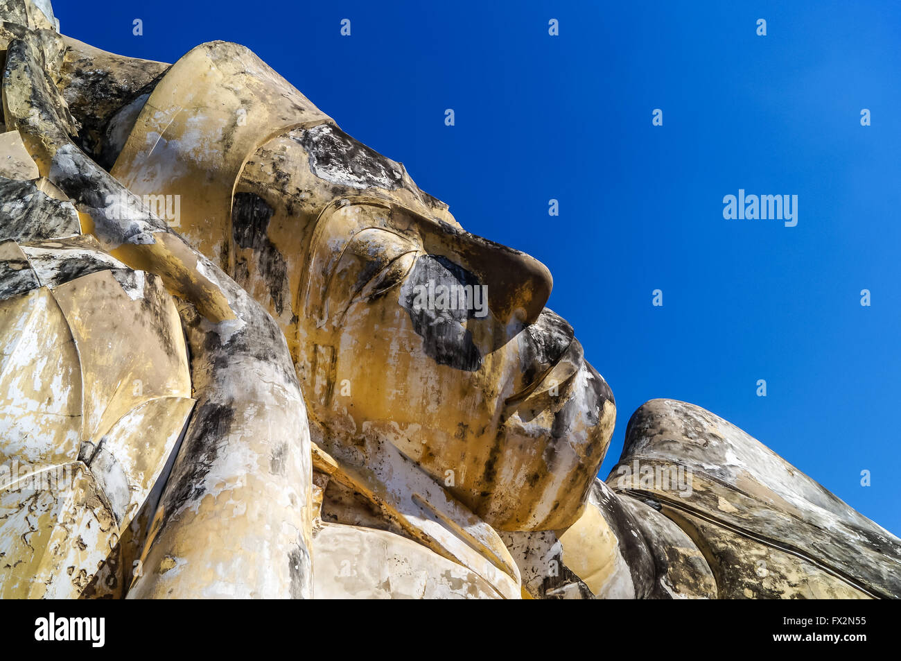 Close-up di Buddha reclinato faccia in Ayutthaya vicino al Wat Lokayasutharam Foto Stock