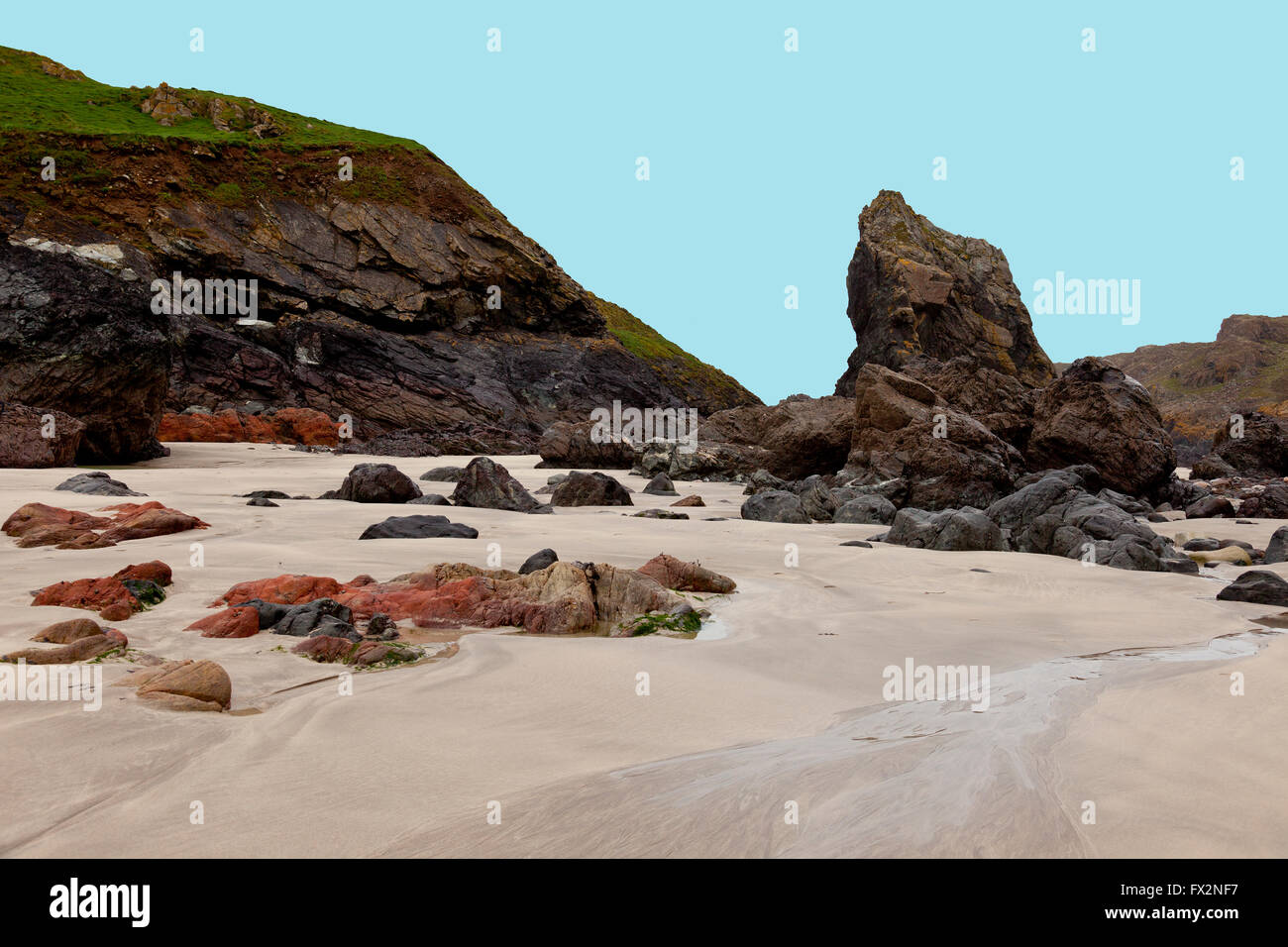 Rari affioramenti di roccia a serpentina sulla spiaggia di Kynance Cove sulla penisola di Lizard, Cornwall, Regno Unito Foto Stock