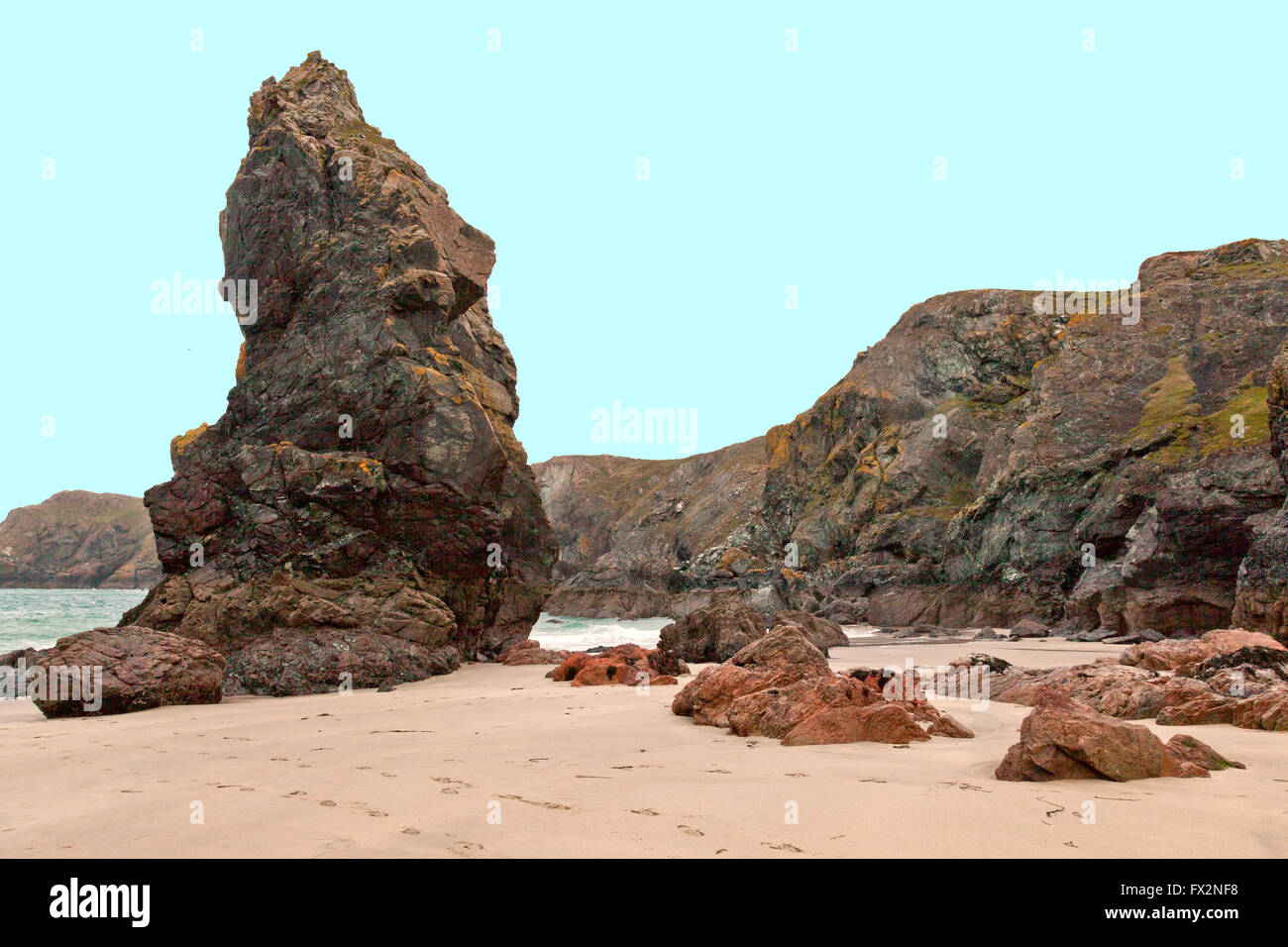 Rari affioramenti di roccia a serpentina sulla spiaggia di Kynance Cove sulla penisola di Lizard, Cornwall, Regno Unito Foto Stock