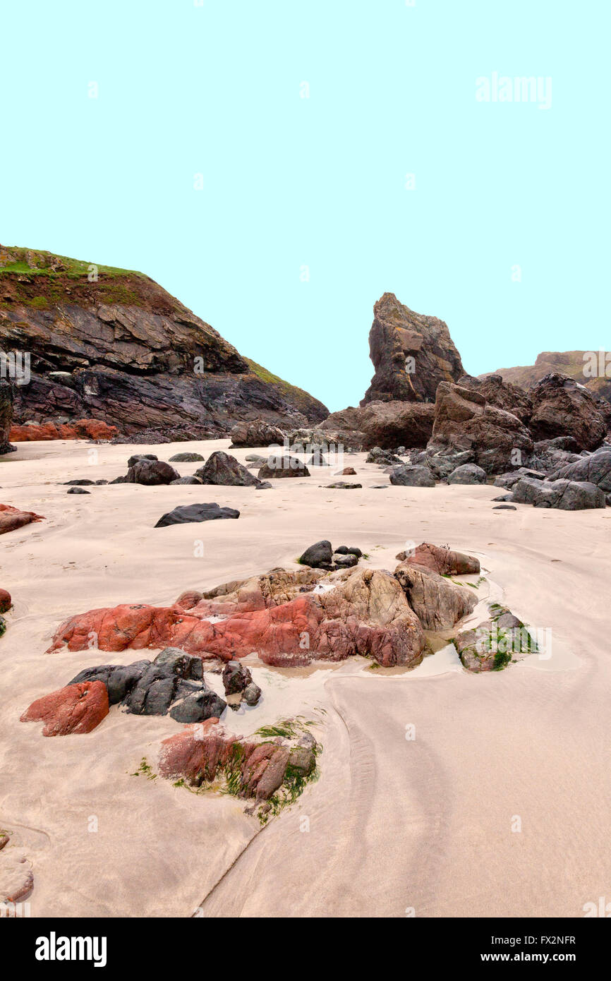 Rari affioramenti di roccia a serpentina sulla spiaggia di Kynance Cove sulla penisola di Lizard, Cornwall, Regno Unito Foto Stock