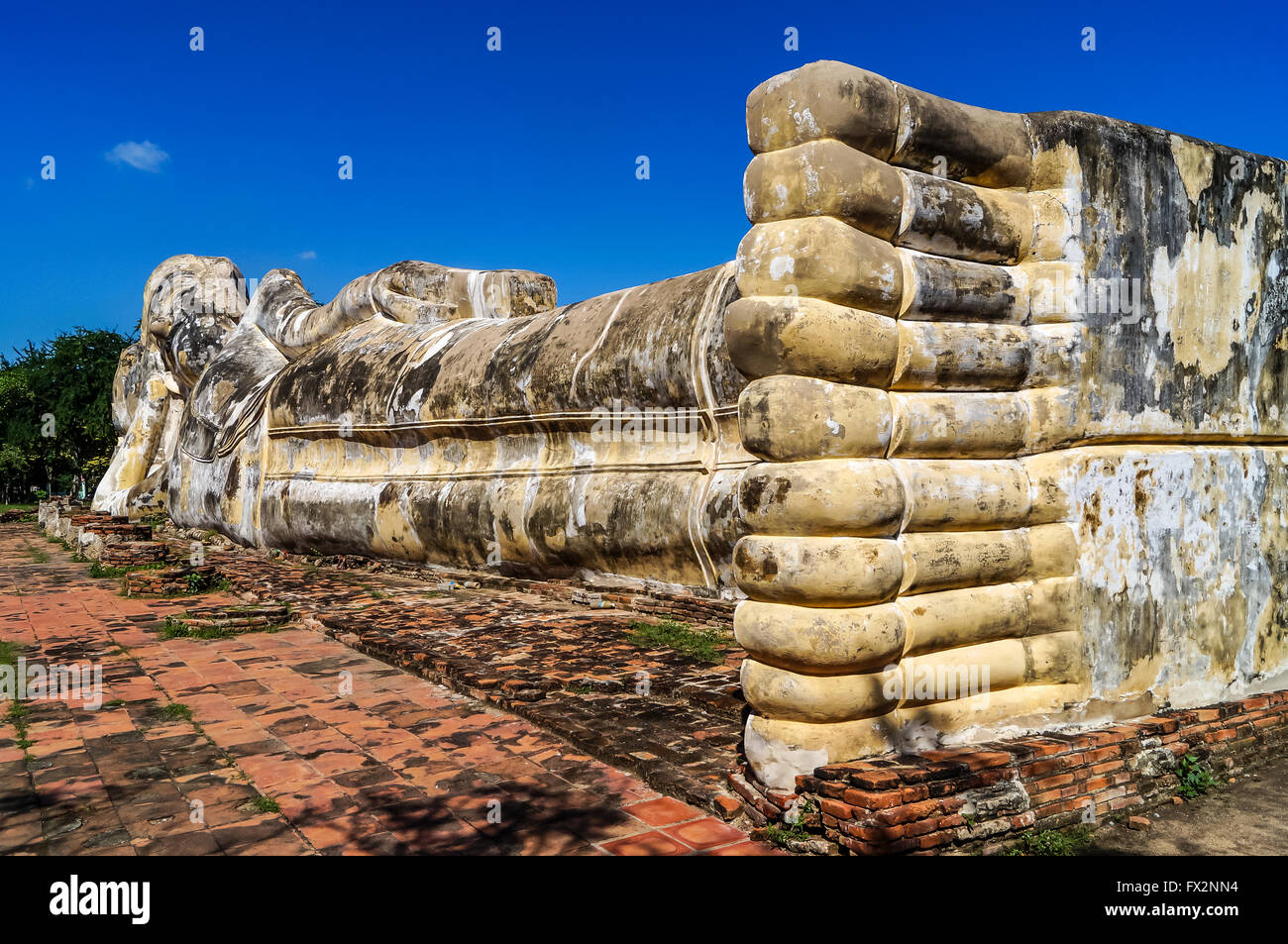 Buddha reclinato Wat Lokayasutharam persepective vista con perfect blue sky Foto Stock