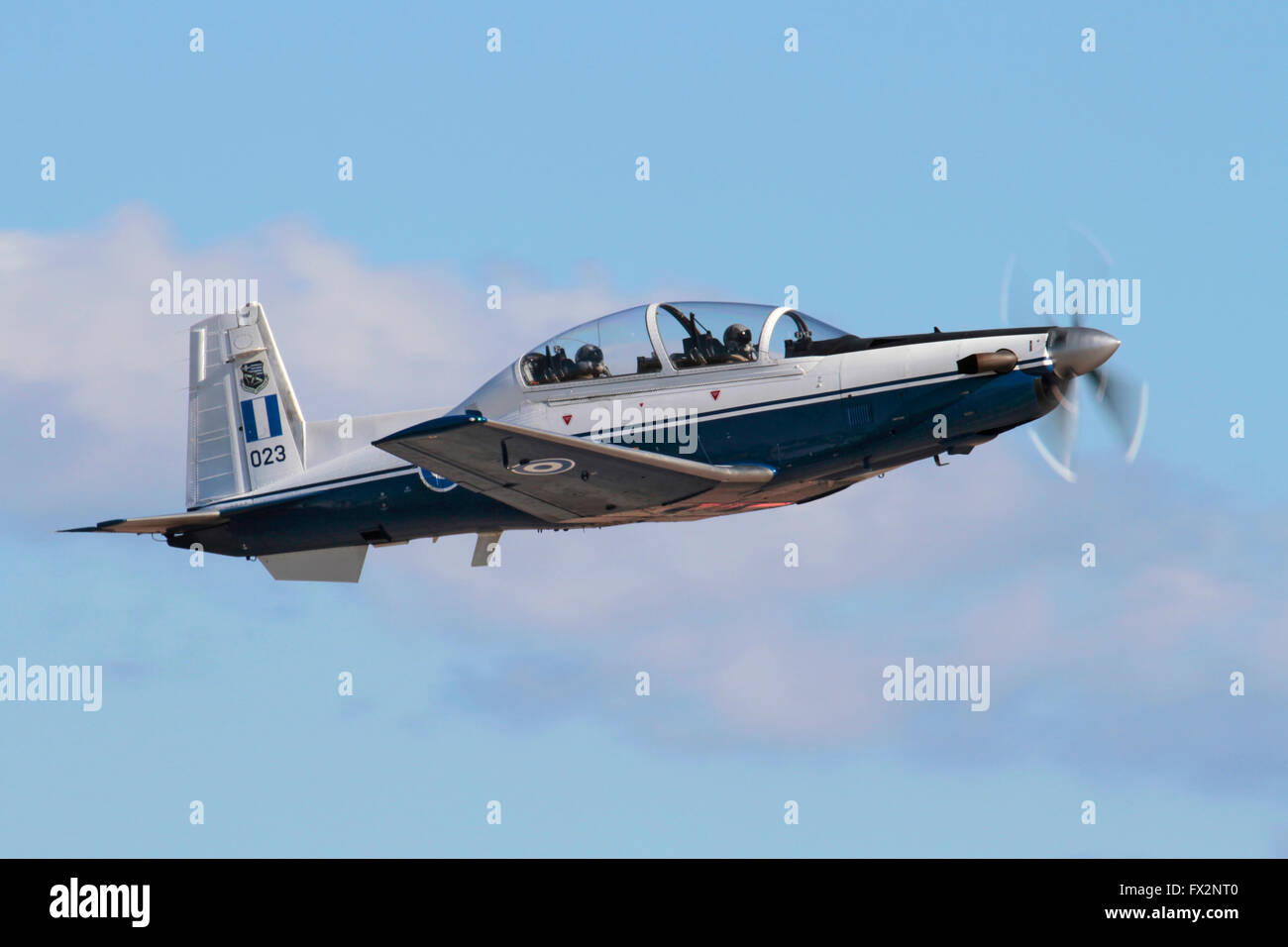 Aviazione Militare di formazione. Aria greco forza T-6un texano II con due trainer sedile aeromobile che vola nel cielo Foto Stock