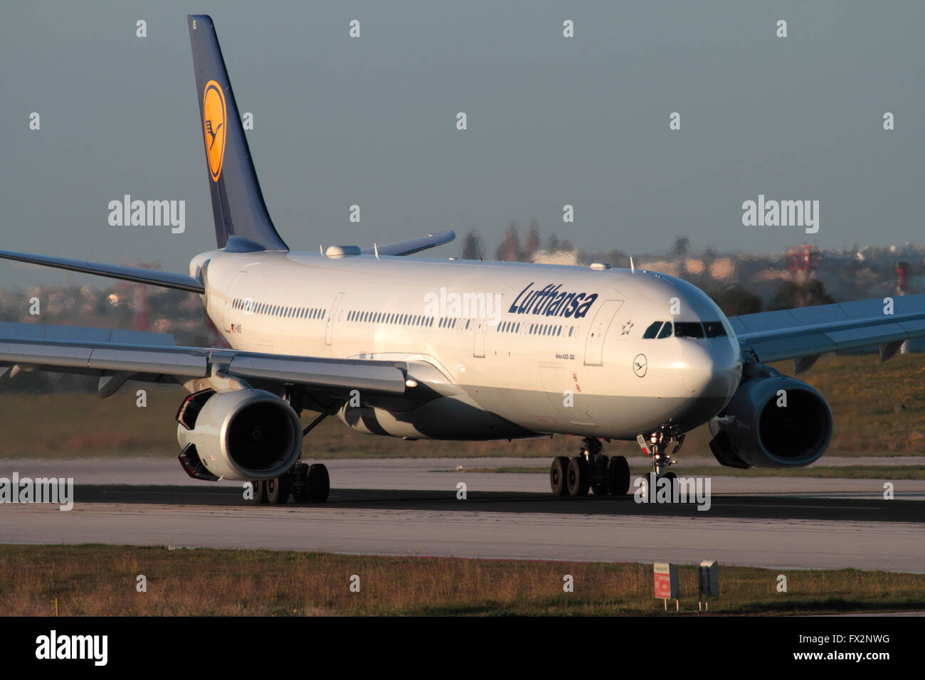 Aviazione civile. Lufthansa Airbus A330-300 all'arrivo in Malta al tramonto Foto Stock