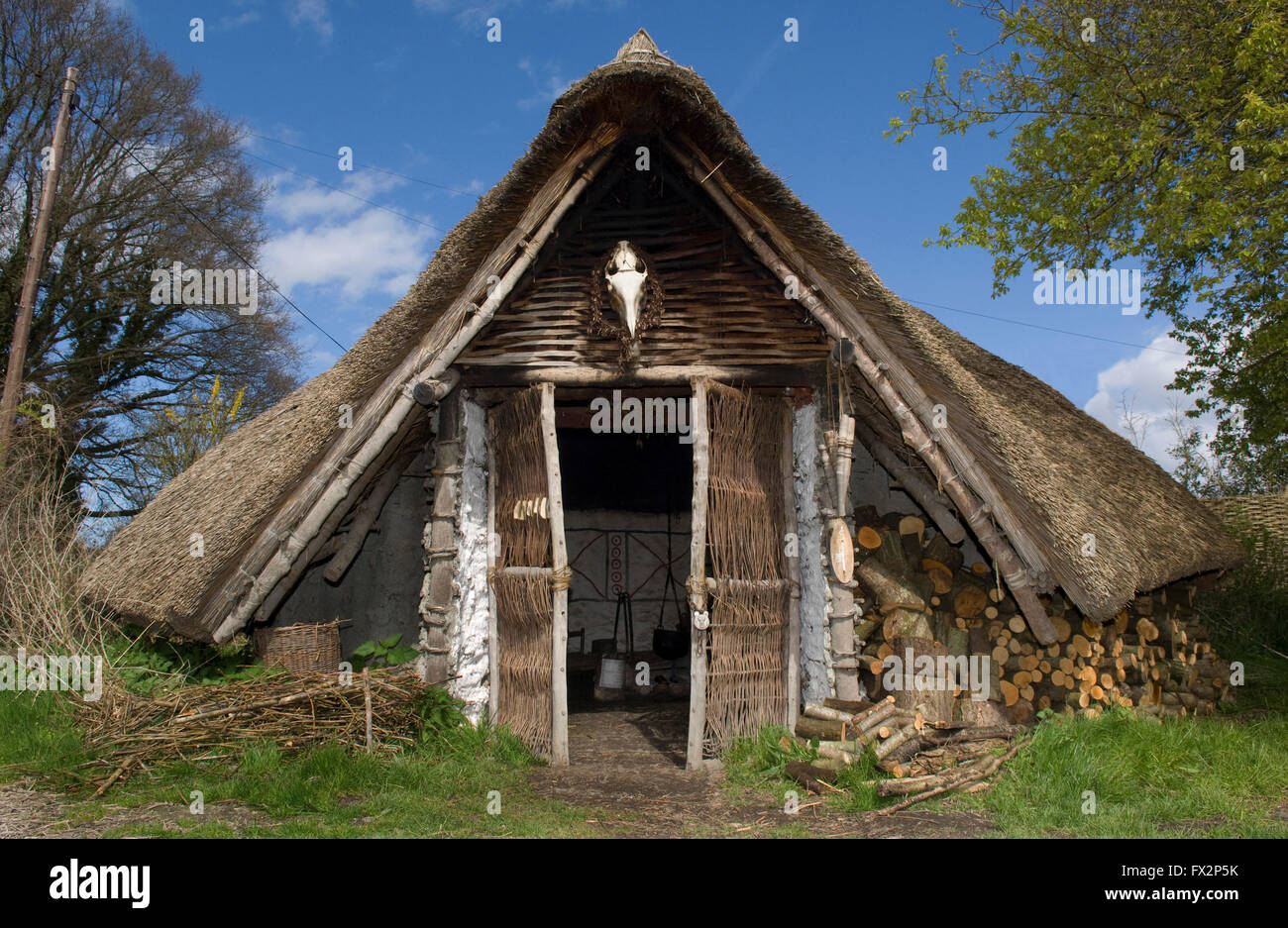 La ricreazione del case rotonde,piroga e dolce via dell'età del ferro,Lago di Glastonbury village,somerset, Regno Unito. Foto Stock