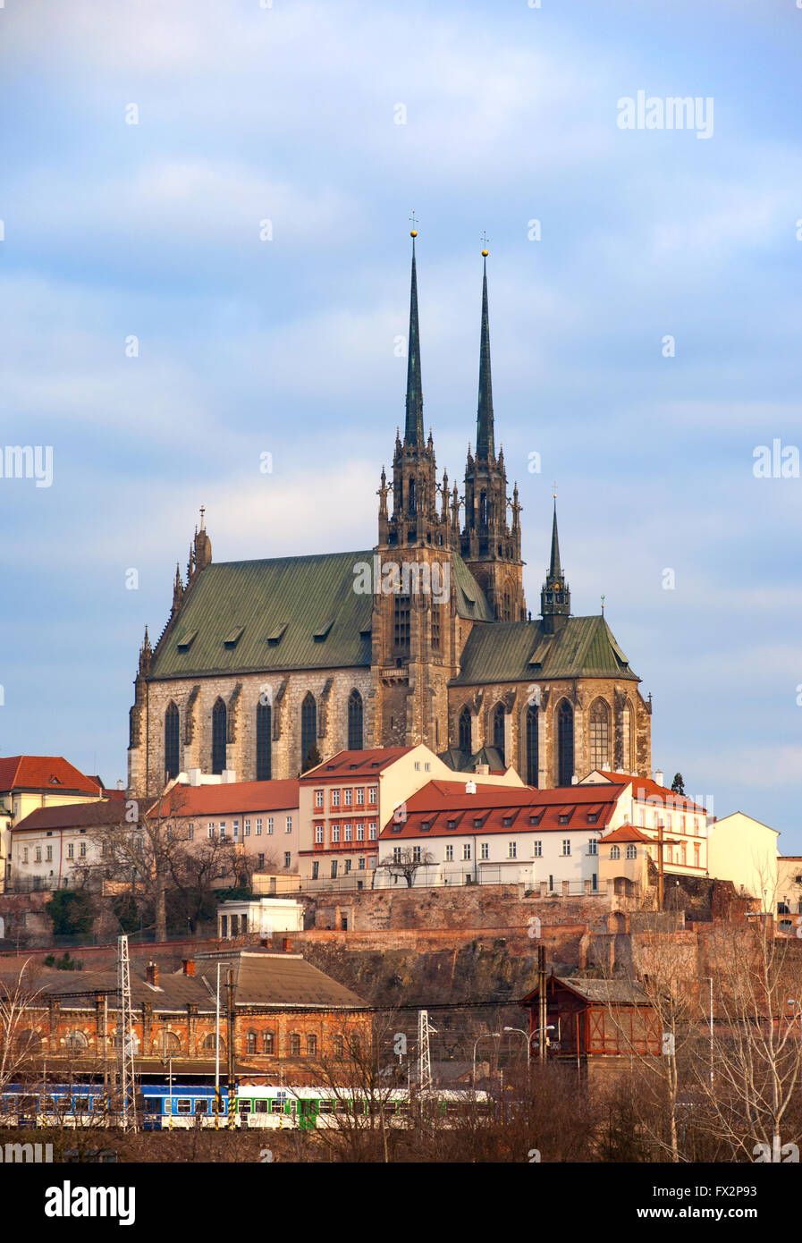 Cattedrale dei Santi Pietro e Paolo a Brno vecchia città in Repubblica Ceca in inverno Foto Stock
