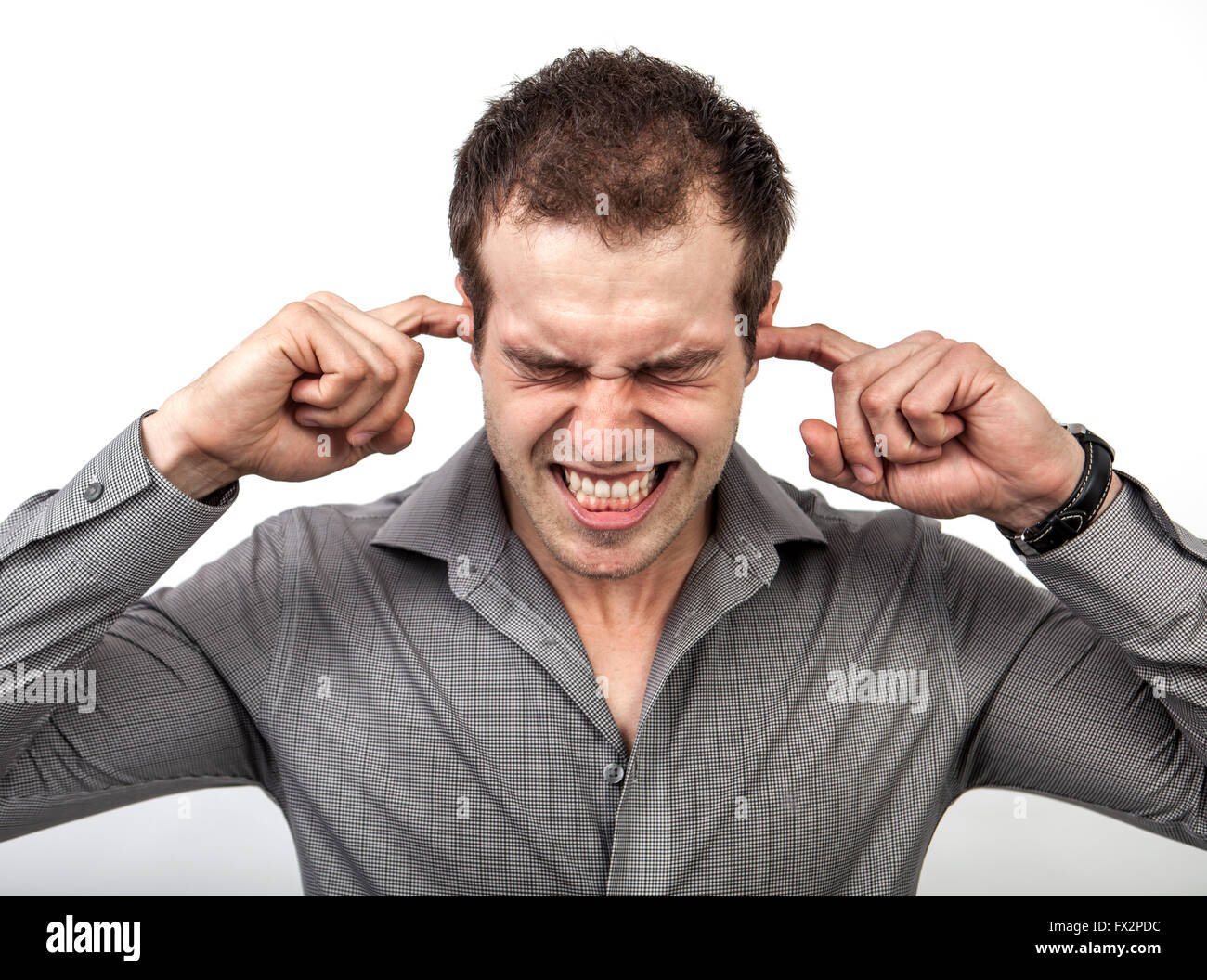 Rumorosità eccessiva o una pressione di concetto - l uomo che copre le orecchie per alcuni silenzio Foto Stock