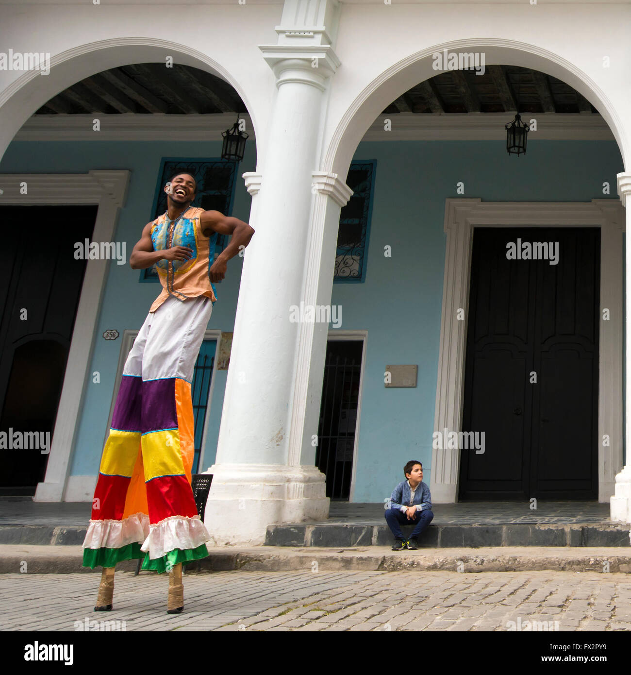 Square ritratto di trampolieri eseguendo a l'Avana, Cuba. Foto Stock