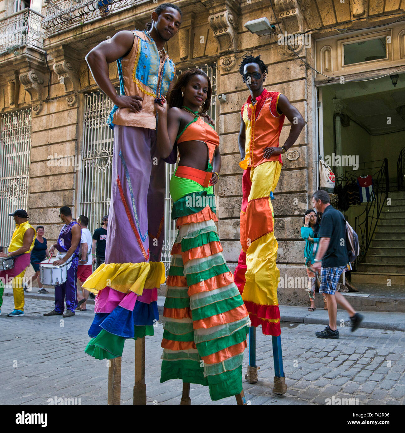 Square ritratto di trampolieri in posa per una fotografia a l'Avana, Cuba. Foto Stock
