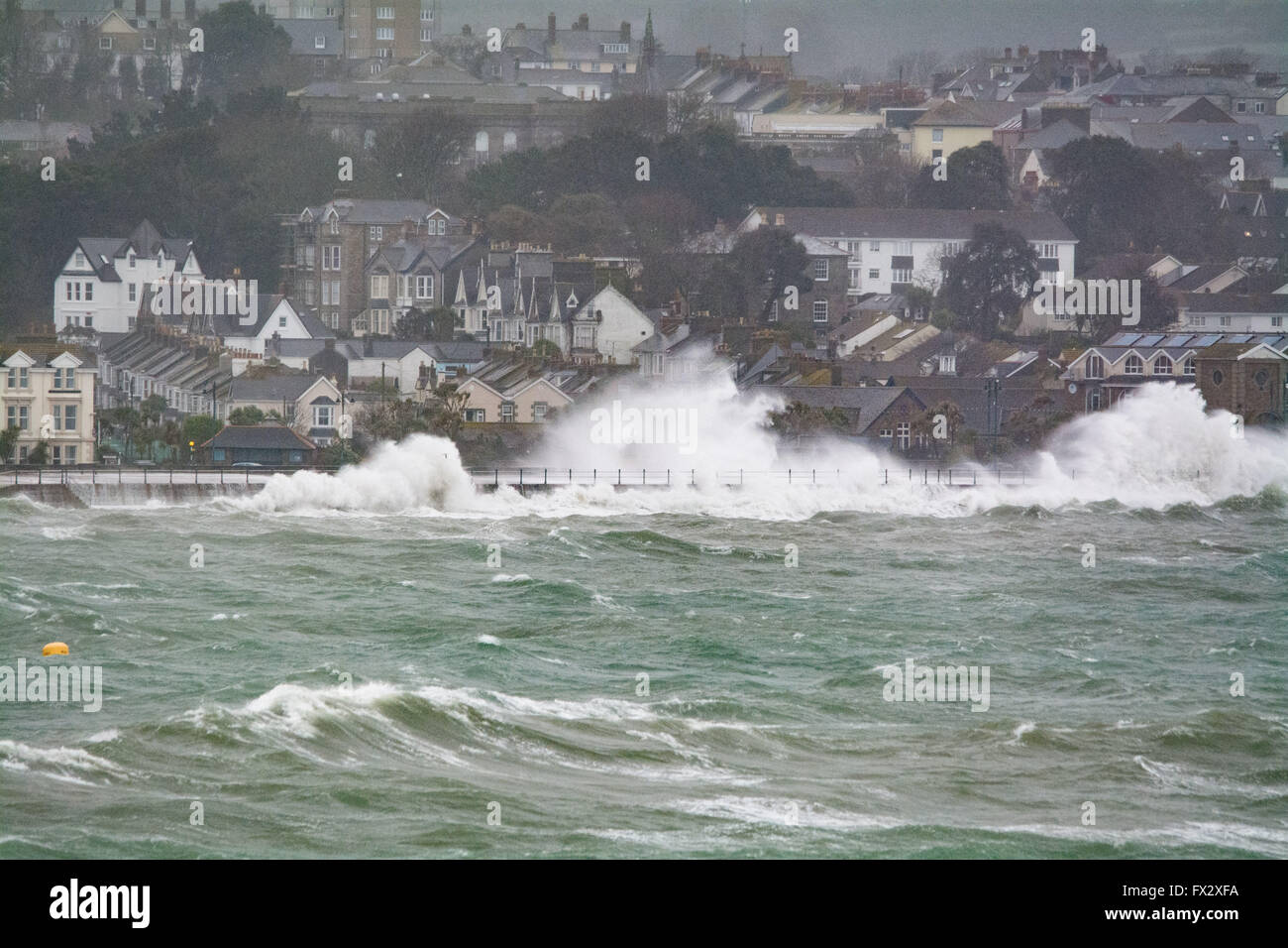 Penzance, Cornwall, Regno Unito. Il 10 aprile 2016. Regno Unito Meteo. Onde enormi con venti di 65mph ed eccezionalmente alte maree pastella Penzance lungomare alla fine delle vacanze di Pasqua. Credito: Simon Maycock/Alamy Live News Foto Stock