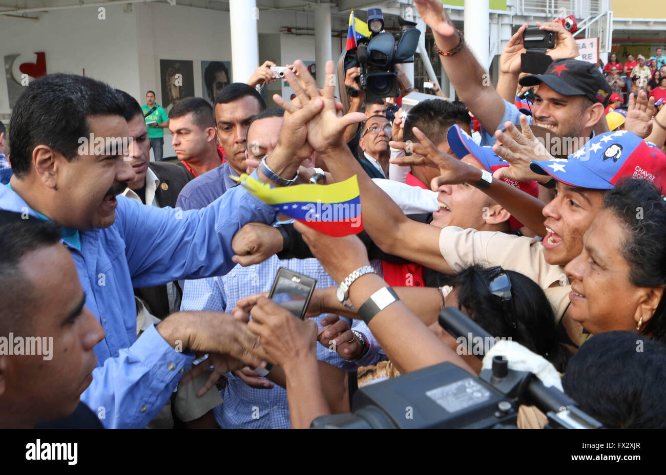 Caracas, Venezuela. 9 apr, 2016. Presidente venezuelano Nicolás Maduro (L) interagisce con i partecipanti durante l'attivazione della patria congresso del settore educativo, nella sede della sicurezza sperimentale University (UNES), nella parrocchia di Catia in Caracas, la capitale del Venezuela, il 9 aprile 2016. © Venezuela la Presidenza/Xinhua/Alamy Live News Foto Stock