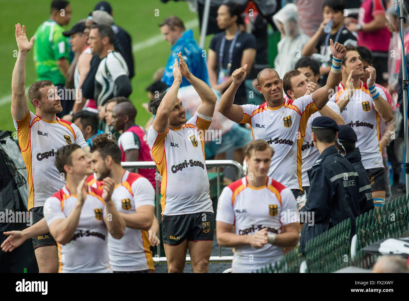 Hong Kong, Cina. Decimo Apr, 2016. In Germania i giocatori applaude i tifosi dopo le semifinali del torneo di rugby corrispondono a Hong Kong vs Germania a Hong Kong, Cina, 10 aprile 2016. La partita è finita 17-7. Foto: Juergen Kessler/dpa - nessun filo SERVICE -/dpa/Alamy Live News Foto Stock