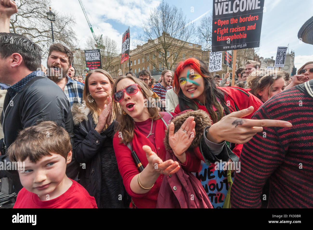 Londra, Regno Unito. Il 9 aprile 2016. Circa duemila manifestanti hanno tenuto un raduno di Whitehall di bloccaggio al di fuori di Downing St, chiamando su Cameron a rassegnare le dimissioni a causa della mancanza di fiducia circa i suoi affari finanziari in seguito alle rivelazioni in Panama paper. Molti manifestanti era venuto in modalità party con ghirlande fiorite, Panama cappelli e opportunamente America Centrale vestito o maiale insaporita poster. Peter Marshall / Alamy Live News Foto Stock