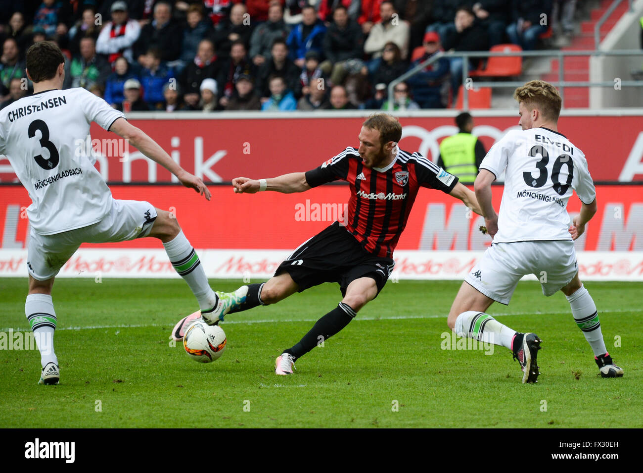 Ingolstadt, Germania. 9 apr, 2016. Ingolstadt la Moritz Hartmann (C) e Moenchengladbach Andreas Christensen (l) e Nico Elvedi in azione durante la Bundesliga partita di calcio FC Ingolstadt vs Borussia Moenchengladbach a Ingolstadt, Germania, 9 aprile 2016. Foto: Armin Weigel/dpa/Alamy Live News Foto Stock