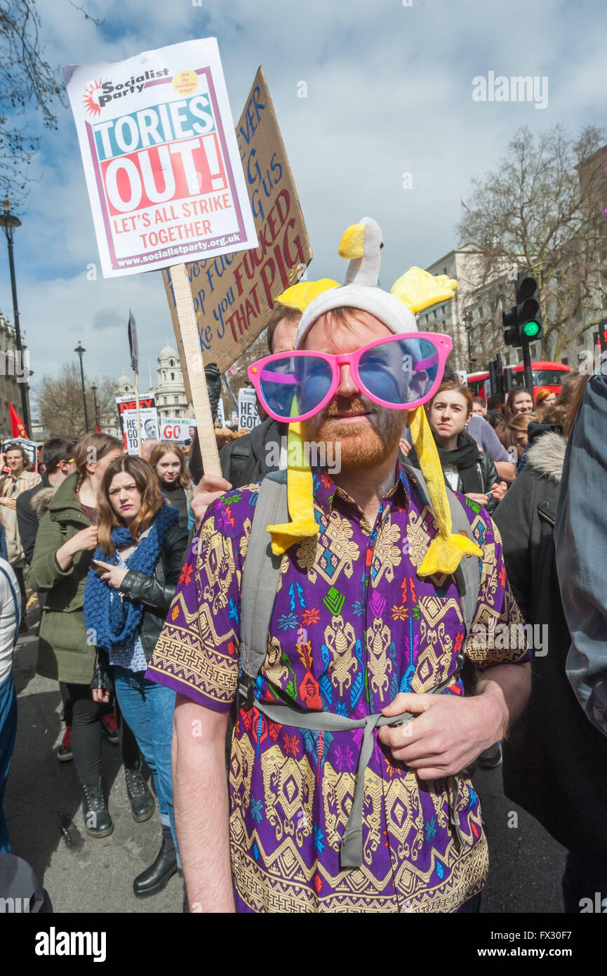 Londra, Regno Unito. Il 9 aprile 2016. Circa duemila manifestanti hanno tenuto un raduno di Whitehall di bloccaggio al di fuori di Downing St, chiamando su Cameron a rassegnare le dimissioni a causa della mancanza di fiducia circa i suoi affari finanziari in seguito alle rivelazioni in Panama paper. Molti manifestanti era venuto in modalità party con ghirlande fiorite, Panama cappelli e opportunamente America Centrale vestito o maiale insaporita poster. Peter Marshall / Alamy Live News Foto Stock