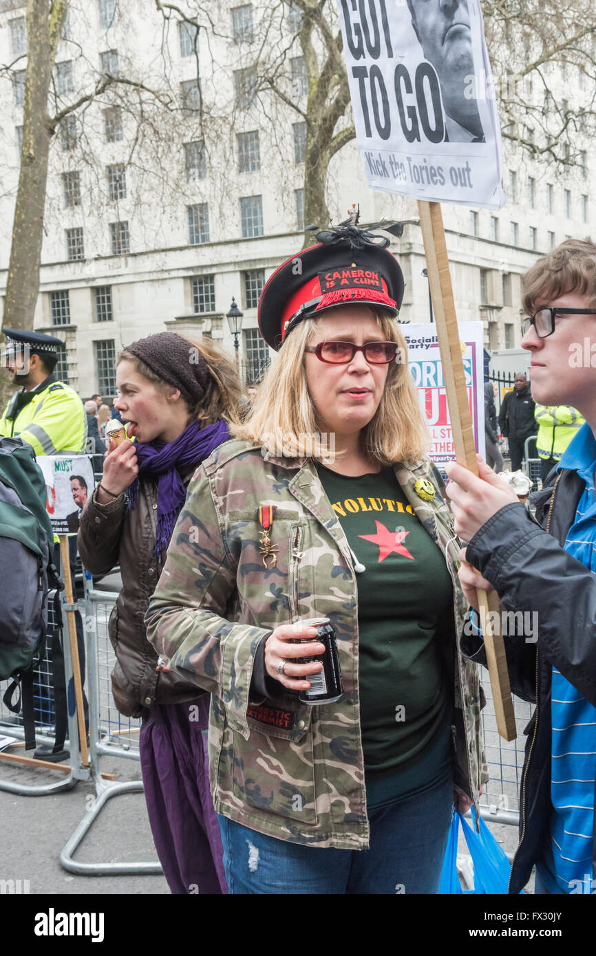 Londra, Regno Unito. Il 9 aprile 2016. Per la fine del pomeriggio l'umore a Downing St parte chiamando per David Cameron a dimettersi aveva cambiato, con la maggior parte dei manifestanti hanno lasciato lasciando un molto più piccolo gruppo continuando al blocco Whitehall. Alcune sono state ballando intorno a un gruppo live e riproduzione era diventata più una vera strada di partito. Forze di polizia sono ancora in piedi indietro e guardare. Peter Marshall / Alamy Live News Foto Stock