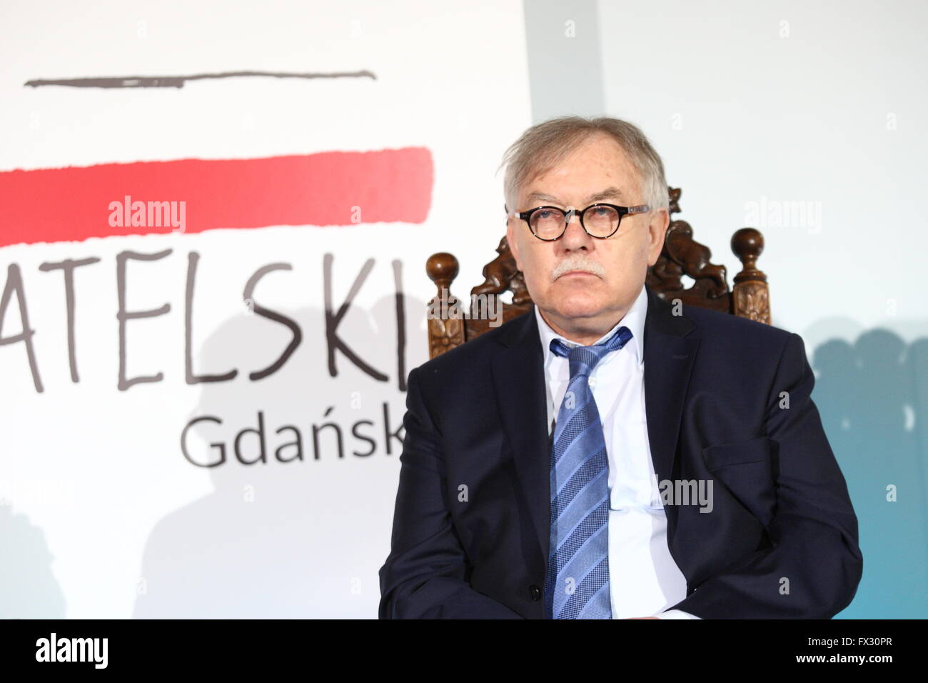 Gdansk, Polonia 10th, Aprile 2016 cittadini riunione del Club ven. Memoria, che dovrebbero combinare in Gdansk, nel sesto anniversario del piano presidenziale crash di Smolensk, Russia. La discussione si è incentrata sulle divisioni nella società polacca dopo la catastrofe Smolènsk. Nella foto: il professor Ireneusz Krzeminski Credito: Michal Fludra/Alamy Live News Foto Stock