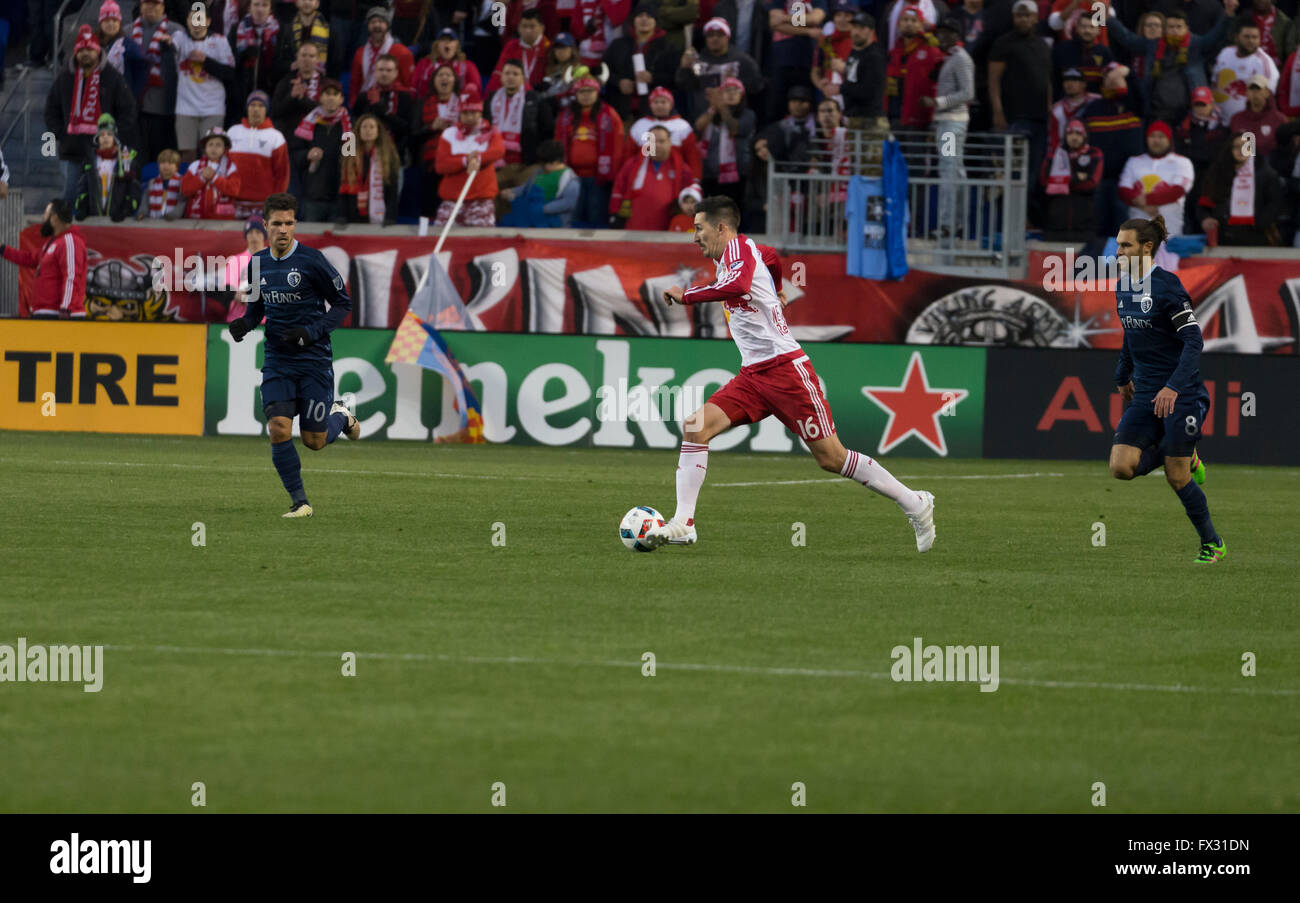 Harrison, Stati Uniti. 09Apr, 2016. New York Red Bulls centrocampista Sacha Kljestan controlla la sfera durante MLS soccer game contro New York Red Bulls in Red Bull Arena © Lev Radin/Pacific Press/Alamy Live News Foto Stock