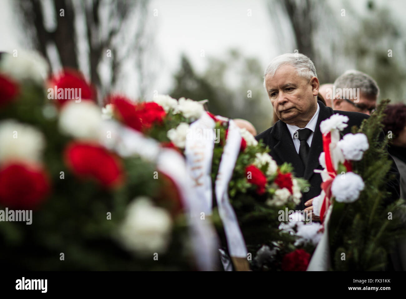 Varsavia, Polonia. Decimo Apr, 2016. Jaroslaw Kaczynski, presidente della sentenza polacco Diritto e Giustizia partito, assiste alla cerimonia segna il sesto anniversario dell'incidente aereo di Smolensk della Russia, a Varsavia Powazki Cimitero militare di Varsavia, capitale della Polonia, 10 aprile 2016. La Polonia contrassegnato domenica il sesto anniversario di un incidente aereo in cui 96 popolo polacco, compreso l allora Presidente polacco Lech Kaczynski, sono stati uccisi. Credito: Chen Xu/Xinhua/Alamy Live News Foto Stock