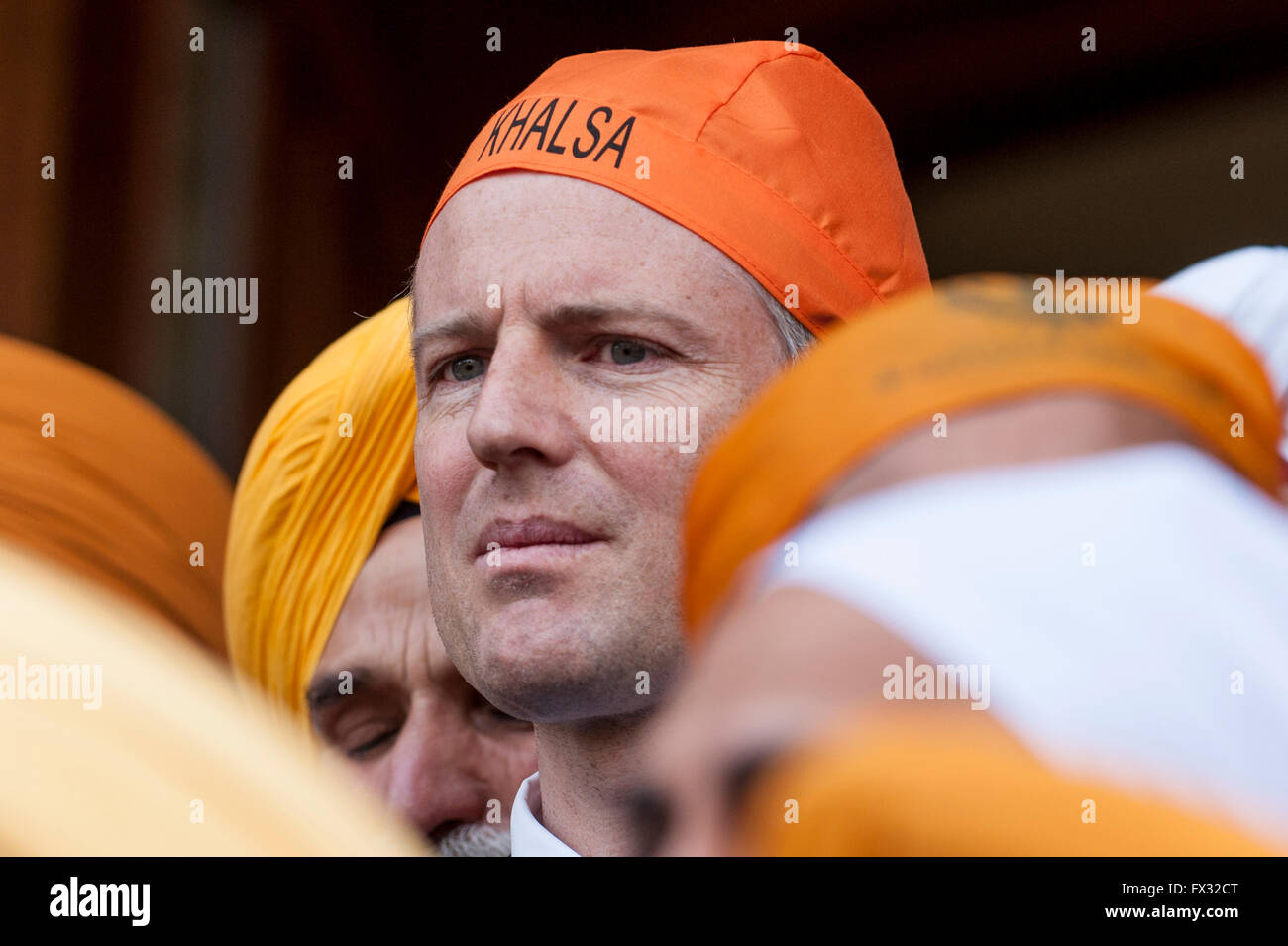 Londra, Regno Unito. Il 10 aprile 2016. Zac Goldsmith MP, candidato conservatore per il sindaco di Londra, visite Gurdwara Sri Guru Singh Sabha tempio all'inizio del festival Vaisakhi a Southall, West London. Migliaia di Sikh godetevi la manifestazione che celebra i sikh Anno Nuovo e harvest festival. Credito: Stephen Chung / Alamy Live News Foto Stock