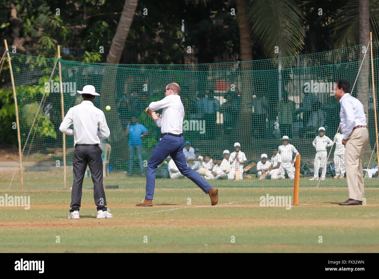 Mumbai, India. 10 Aprile, 2016. Il principe William Duca di Cambridge & Kate Middleton Duchessa di Cambridge visita Maidan Oval Cricket Ground il 10 aprile 2016 in Mumbai, India. Credito: Chirag Wakaskar/Alamy Live News Foto Stock