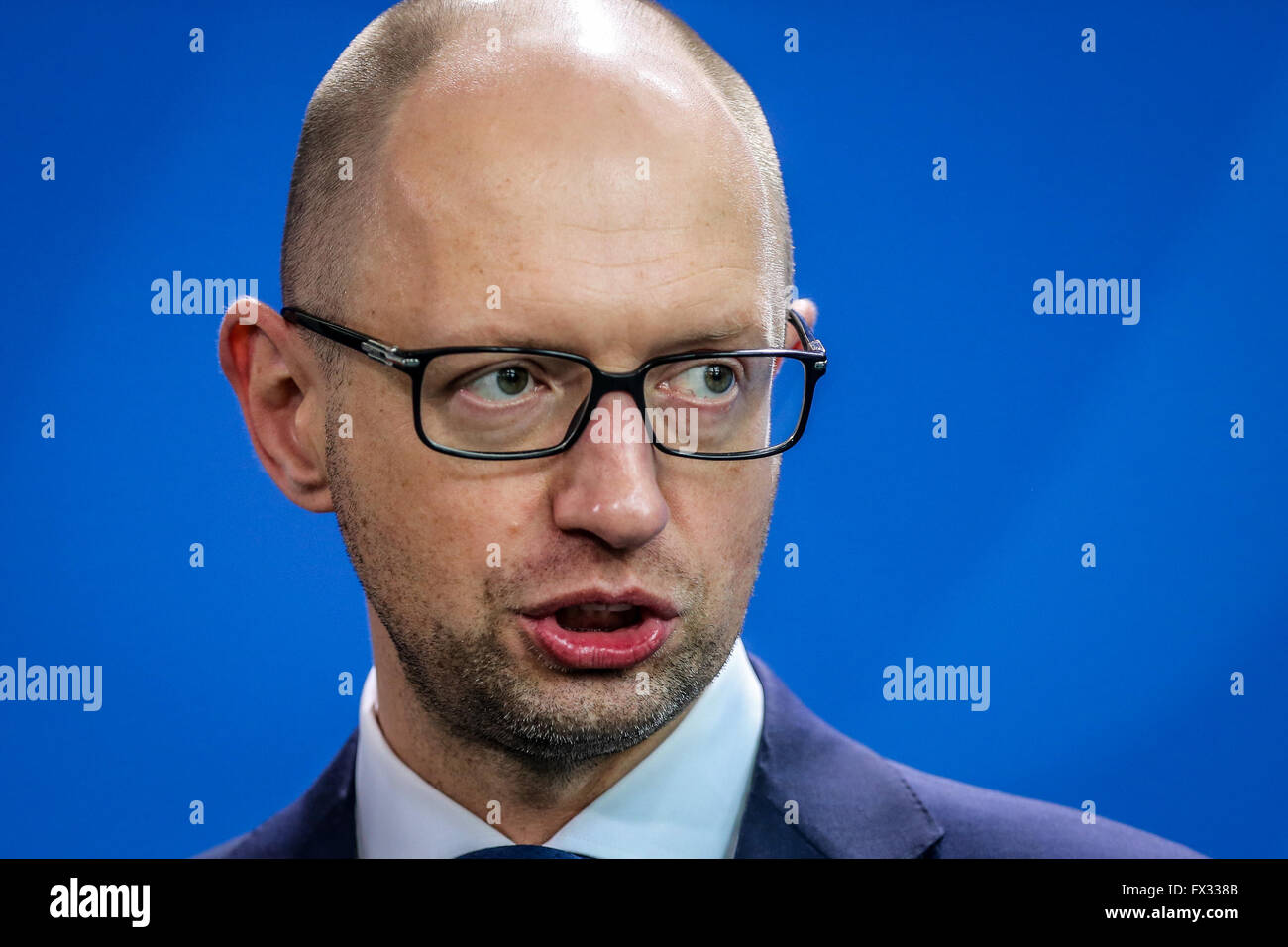 Berlin, Berlin. Decimo Apr, 2016. File foto prese su Ott. 23, 2015 mostra ucraino il Primo Ministro Arseniy Yatsenyuk partecipare alla conferenza stampa dopo un incontro con il Cancelliere tedesco Angela Merkel, Berlino, Germania. Ukrainian Primo Ministro Arseniy Yatsenyuk ha rassegnato le dimissioni il 10 aprile 2016. © Zhang ventola/Xinhua/Alamy Live News Foto Stock