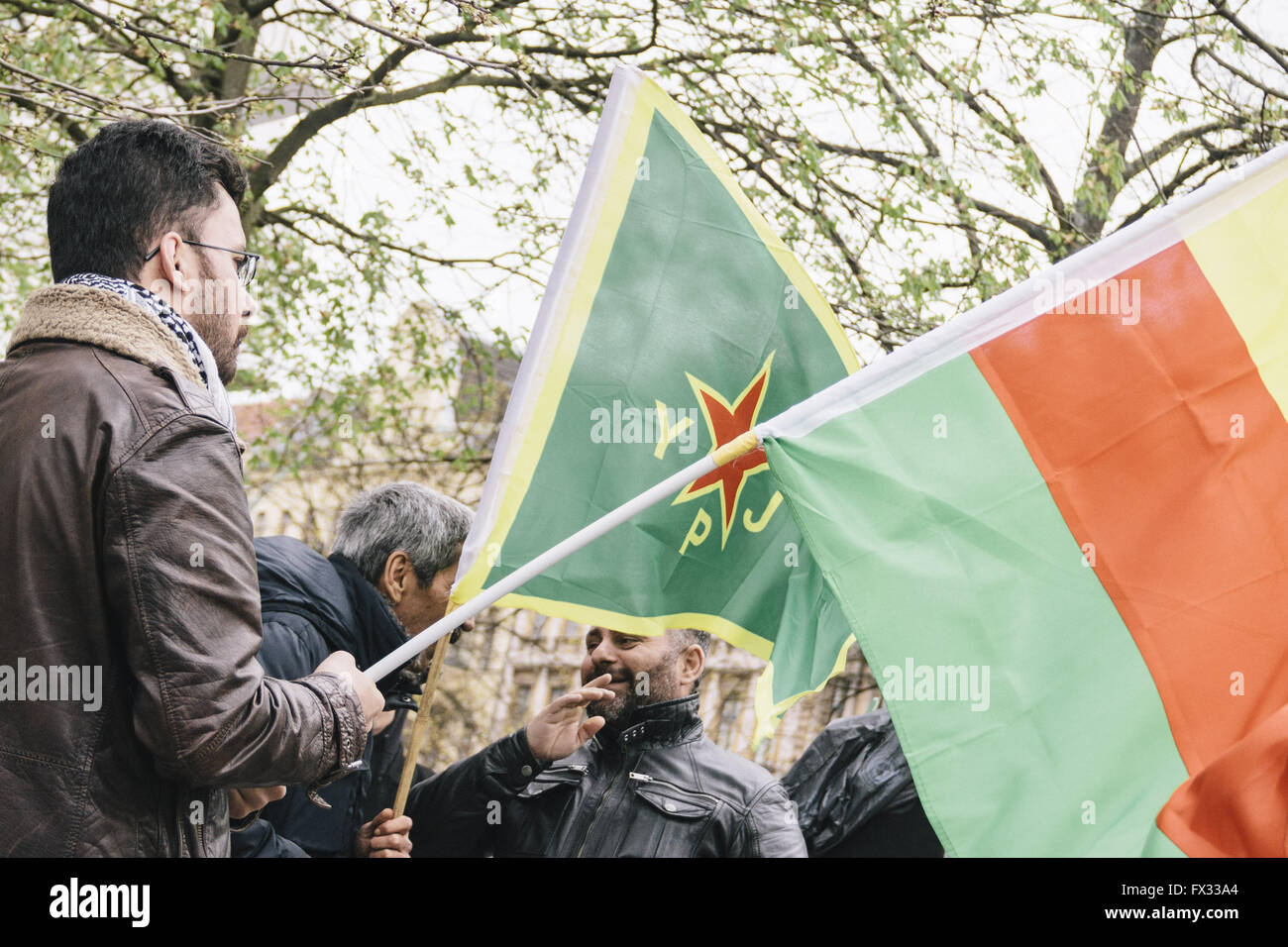 Berlin, Berlin, Germania. Decimo Apr, 2016. I manifestanti dietro una bandiera di YPG (Persone Unità di Protezione) durante l'Anti AKP nel Rally di Berlino Kreuzberg contro le annunciate dimostrazioni di nazionalisti turchi e ultra destra i gruppi a Hermannplatz Berlino che non ha avuto luogo. Credito: Jan Scheunert/ZUMA filo/Alamy Live News Foto Stock