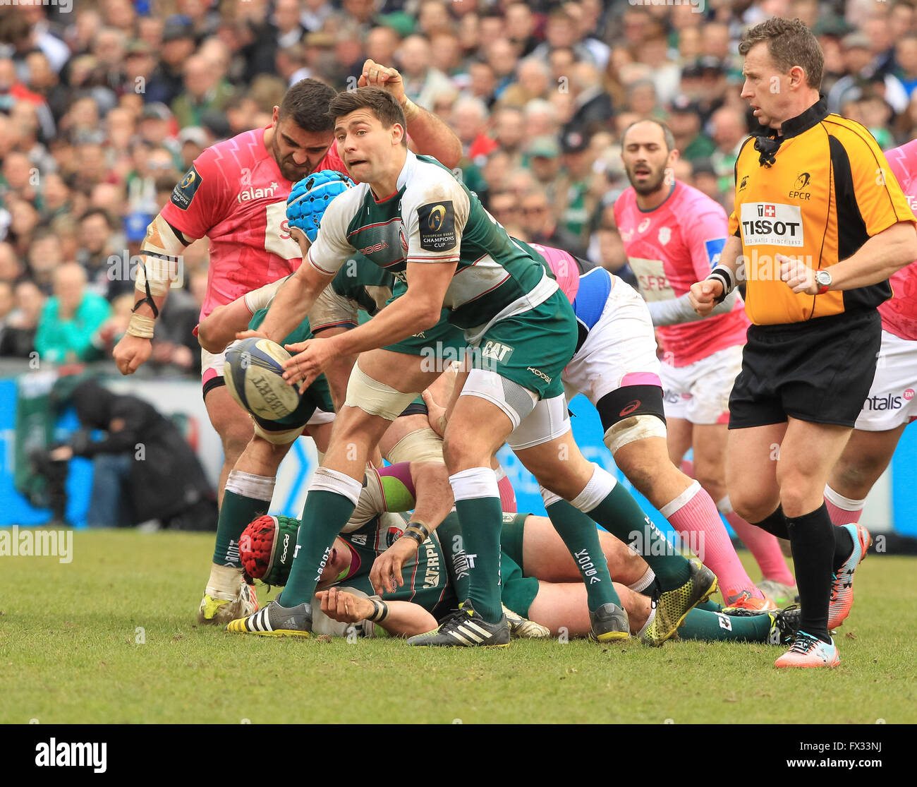 Welford Road, Leicester, Regno Unito. Decimo Apr, 2016. European Champions Cup. Leicester Tigers contro Stade Francais. Tigri scrum-metà Ben Youngs gira la palla fuori ampia. Credito: Azione Sport Plus/Alamy Live News Foto Stock