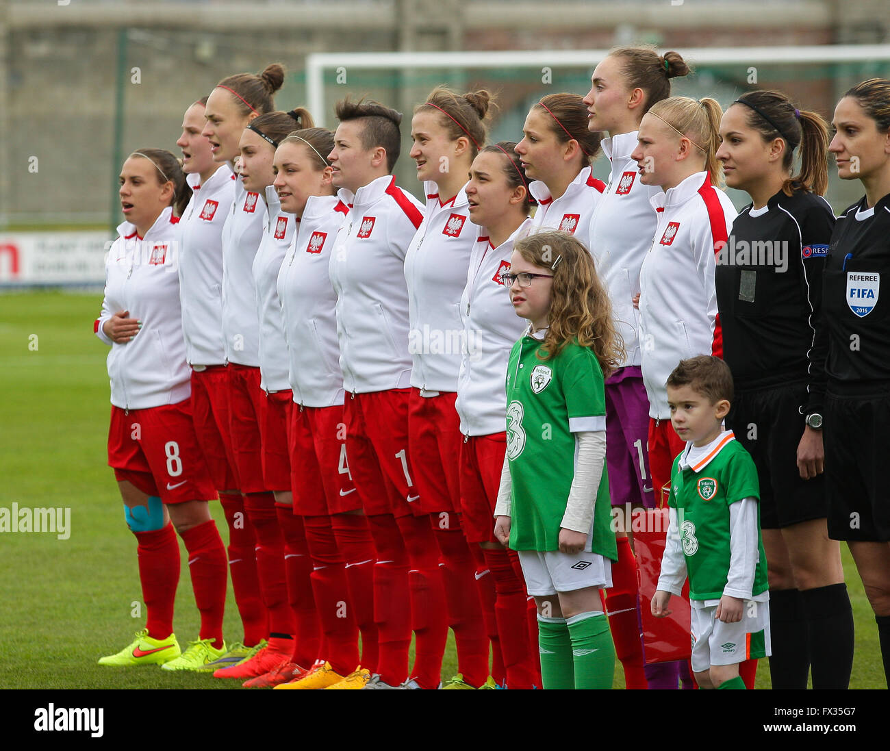 Dublino, Irlanda. 10 Aprile, 2016. Il team polacco cantando il loro inno nazionale, Irlanda donne U19 v Polonia donne U19, UEFA campionato europeo Fase Elite i qualificatori Tallaght Stadium, Tallaght, Dublino, Irlanda Peter Fitzpatrick/Alamy Live News Foto Stock