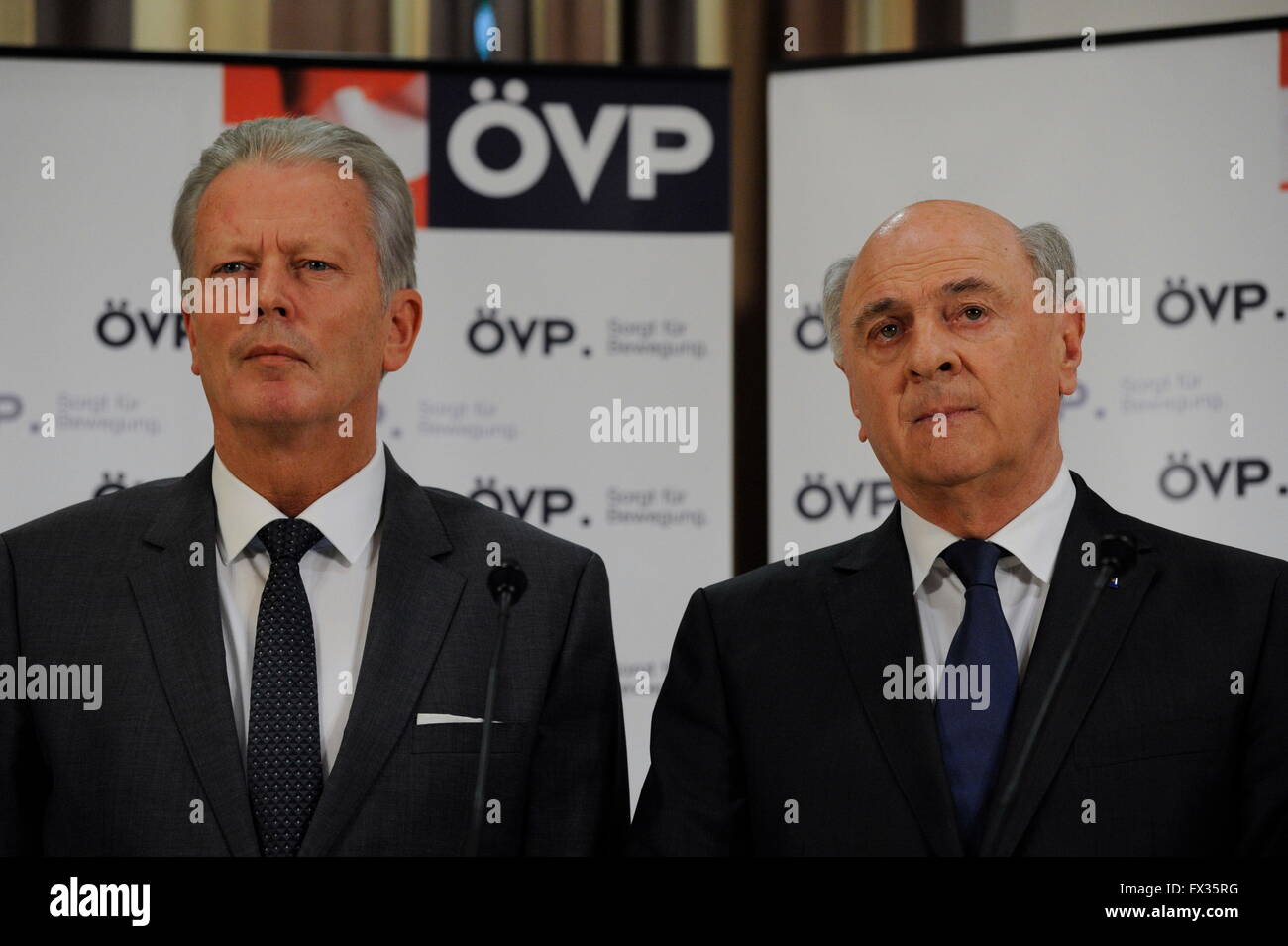 Vienna, Austria. 10th aprile 2016. Comunicato stampa del leader del partito federale Reinhold Mitterlehner (L) e del governatore Erwin Pröll della bassa Austria (R). Credit: Franz PERC/Alamy Live News Foto Stock