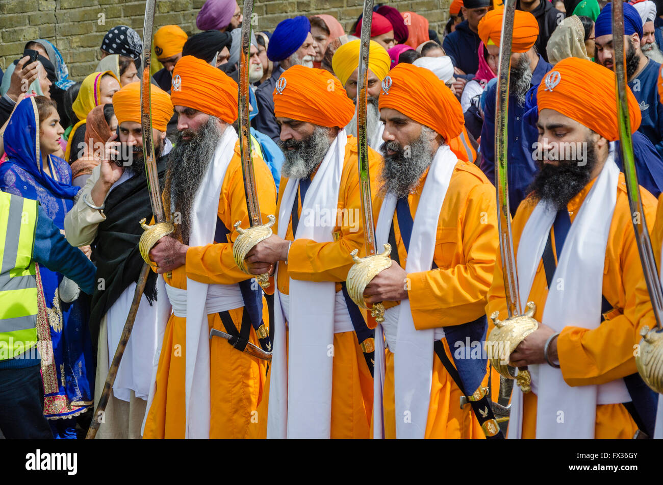 Londra, Regno Unito. Il 10 aprile 2016. Decine di migliaia di persone hanno preso parte alla processione dalla Sri Guru Singh Sabha Gurdwara per celebrare Vaisakhi, la festa della mietitura. Credito: Ilyas Ayub/ Alamy Live News Foto Stock