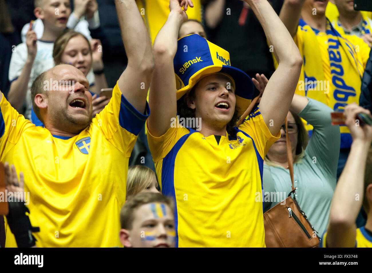 Malmö, Svezia, Aprile 10th, 2016. Ventole svedese celebrare durante la IHF 2016 uomini qualificazione olimpica torneo tra la Spagna e la Svezia a Malmö Arena. La Spagna ha vinto la partita 25 - 23, ma la Svezia si è qualificato per i Giochi Olimpici di partecipazione mentre la Spagna per la prima volta in 40 anni non ha potuto qualificarsi. Credito: OJPHOTOS/Alamy Live News Foto Stock