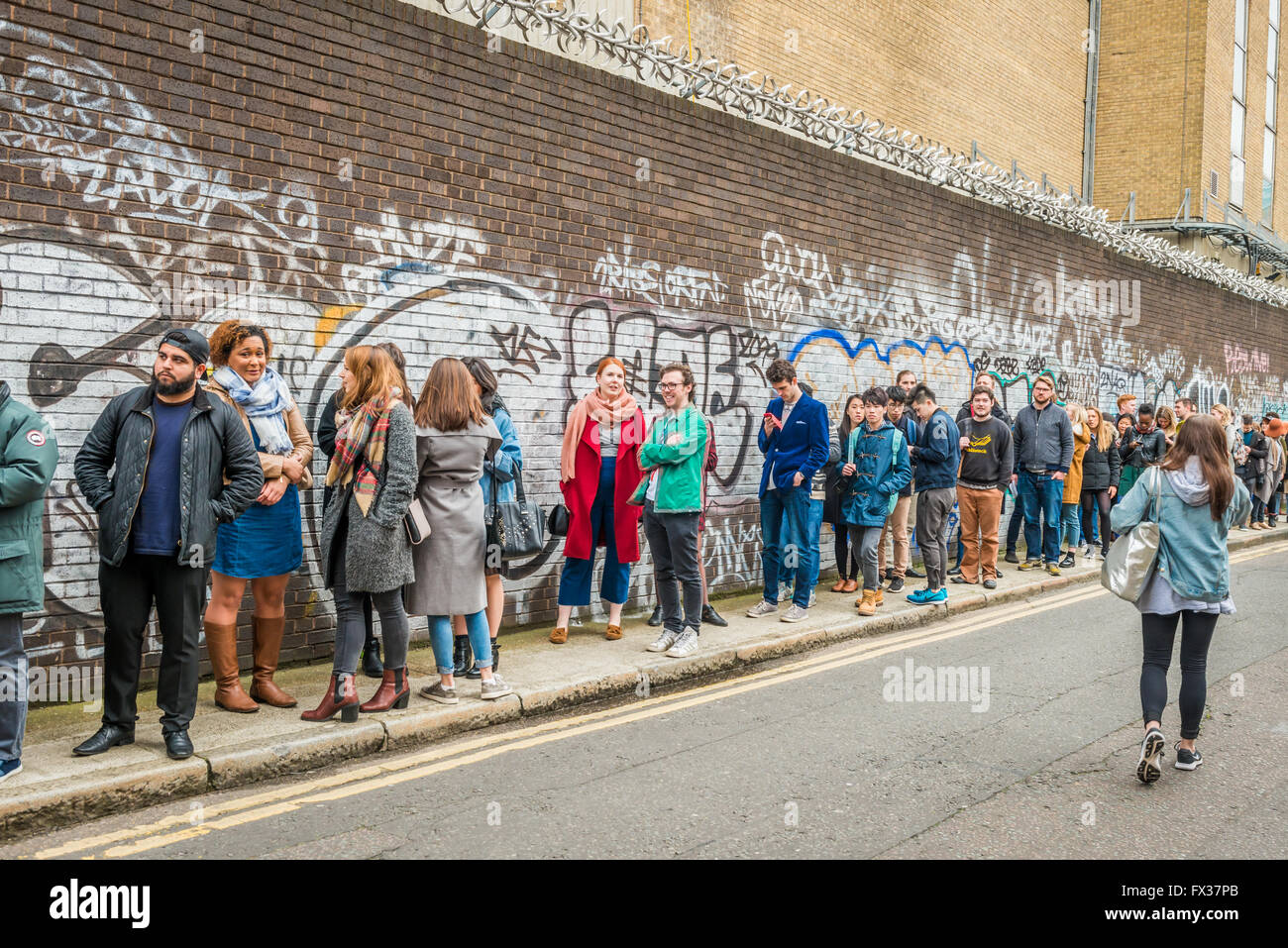 London, Regno Unito - 09 Aprile 2016: Il London Coffee Festival (07-10 Aprile, Brick Lane, Old Truman Brewery). La gente in coda per l'ingresso al festival Foto Stock
